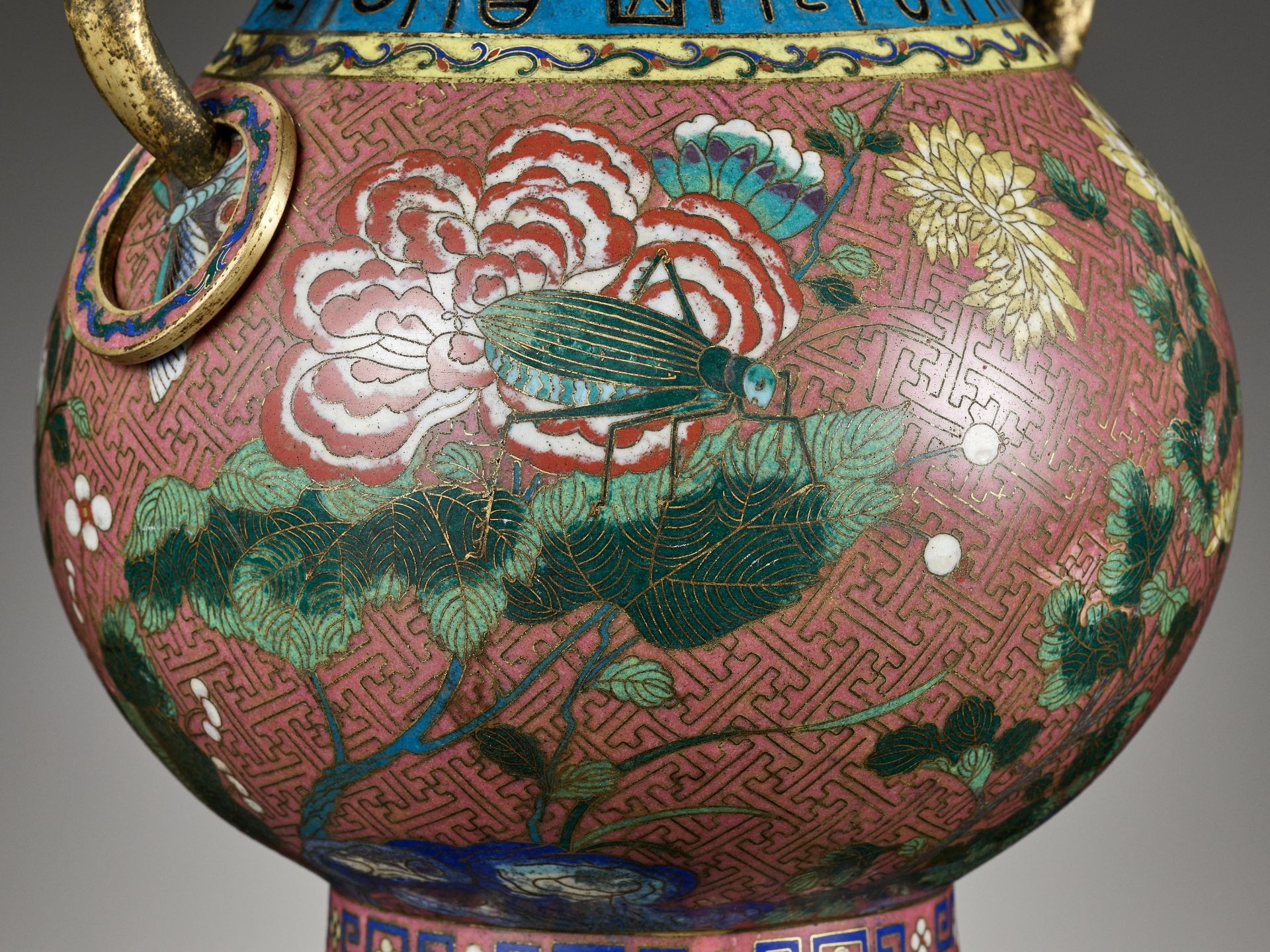 A GILT-BRONZE AND CLOISONNE ENAMEL 'CRICKET' VASE, HU, JIAQING PERIOD - Image 3 of 14