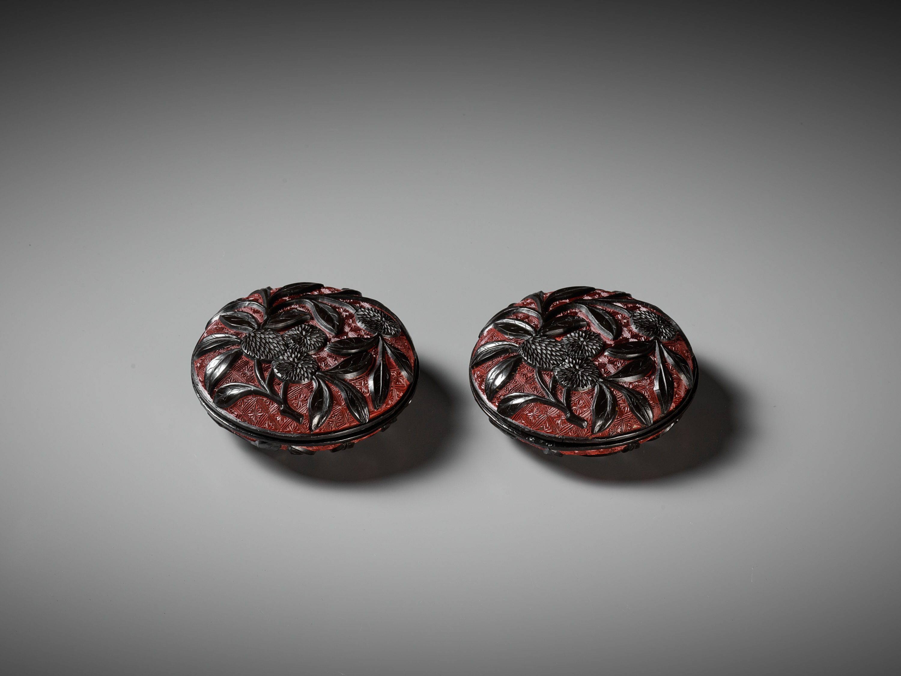 A PAIR OF RED AND BLACK LACQUER 'LYCHEE' BOXES AND COVERS, MING DYNASTY - Image 3 of 11