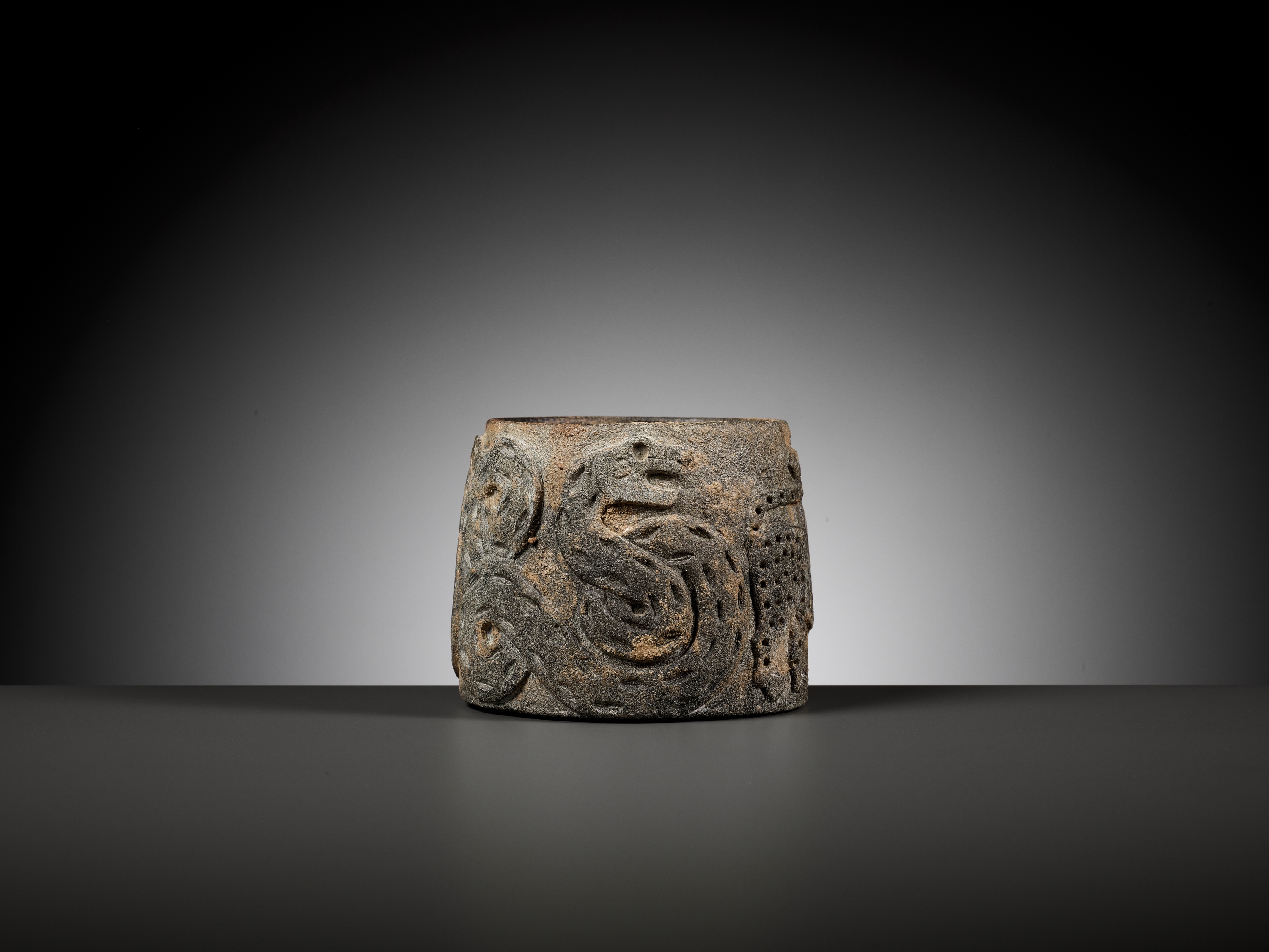 A FIGURAL STYLE 'SNAKE AND LION' CHLORITE VESSEL, CIRCA LATE 3RD MILLENNIUM BC - Bild 11 aus 13