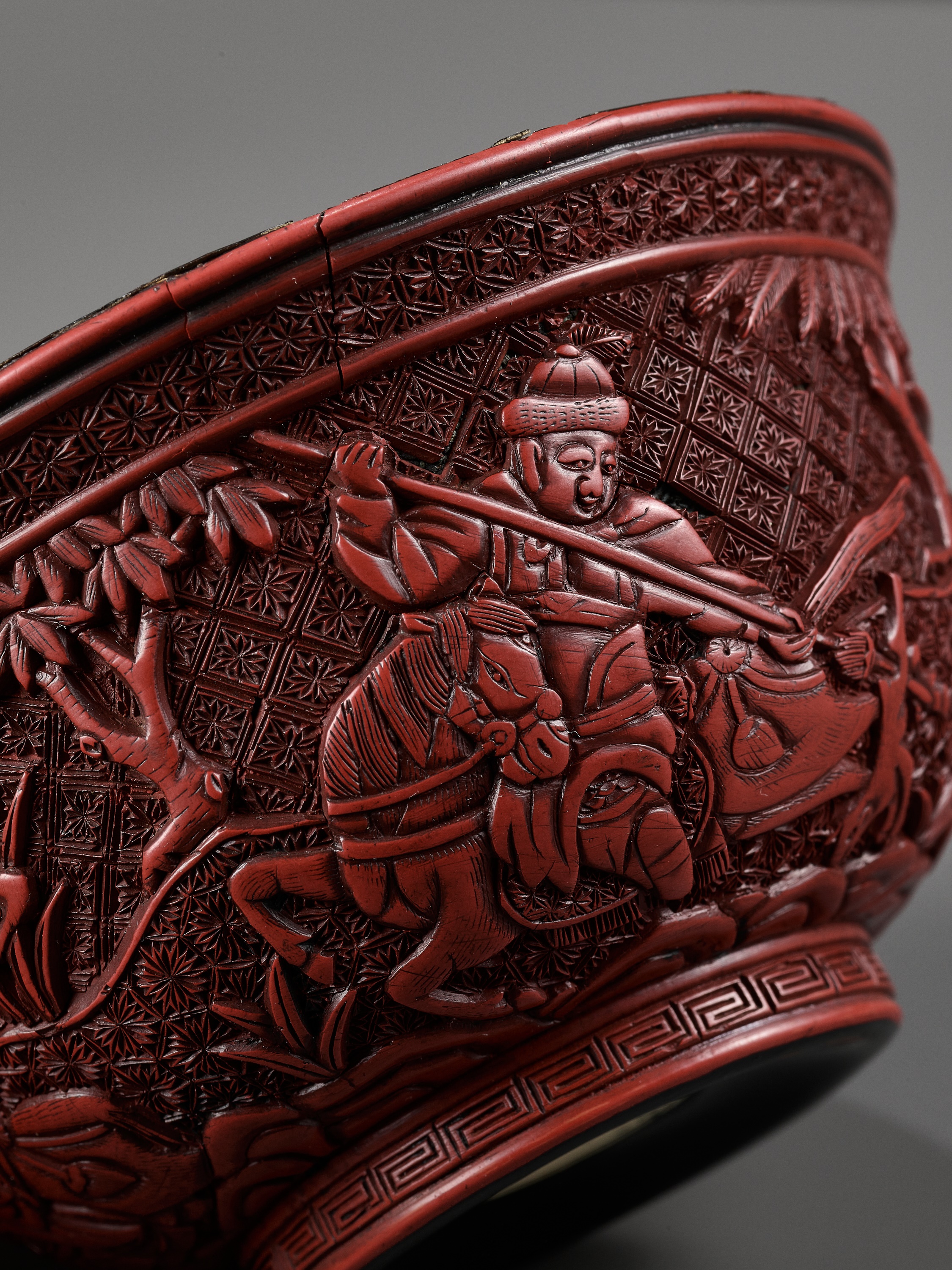 A RARE RED LACQUER 'MONGOL HUNT' BOWL, ATTRIBUTED TO ZHOU ZHU - Bild 7 aus 20