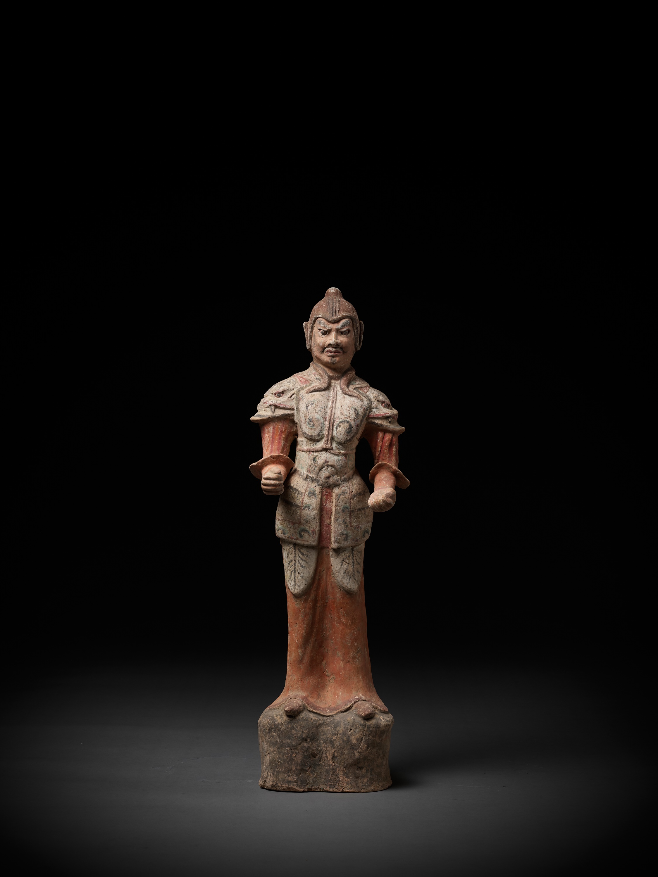 A MASSIVE PAINTED POTTERY FIGURE OF A LOKAPALA, TANG DYNASTY - Bild 3 aus 11