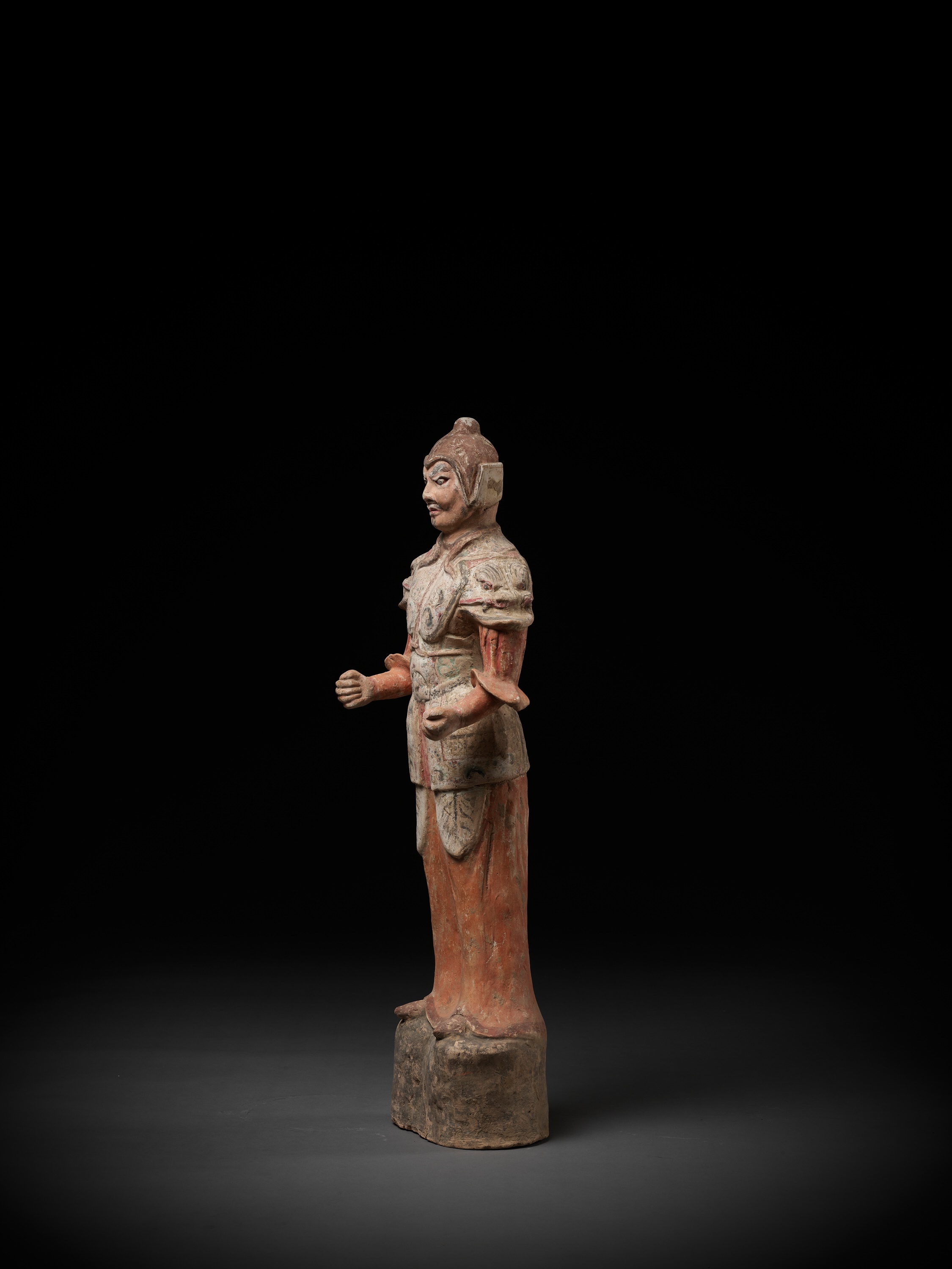 A MASSIVE PAINTED POTTERY FIGURE OF A LOKAPALA, TANG DYNASTY - Bild 6 aus 11