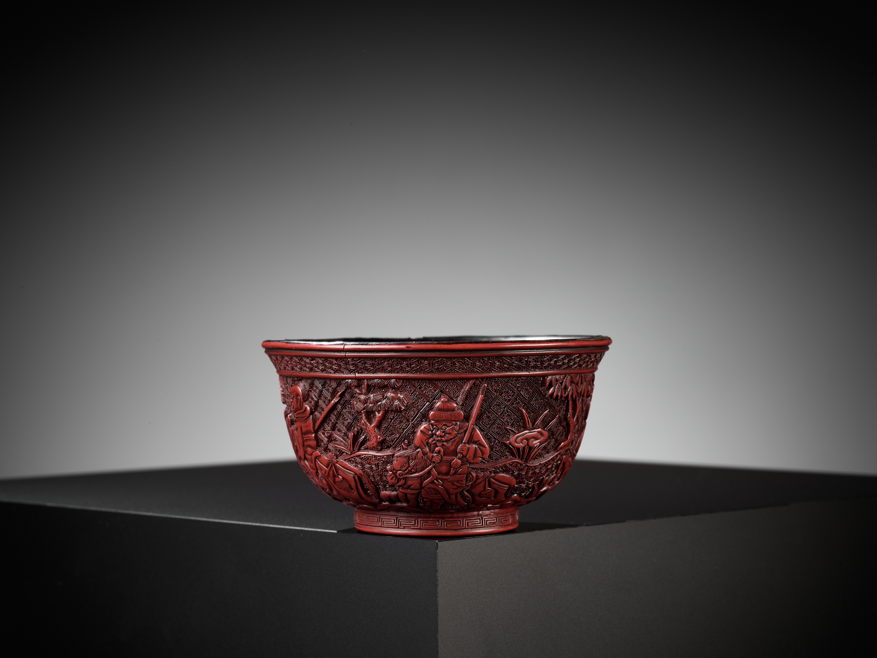 A RARE RED LACQUER 'MONGOL HUNT' BOWL, ATTRIBUTED TO ZHOU ZHU - Bild 16 aus 20