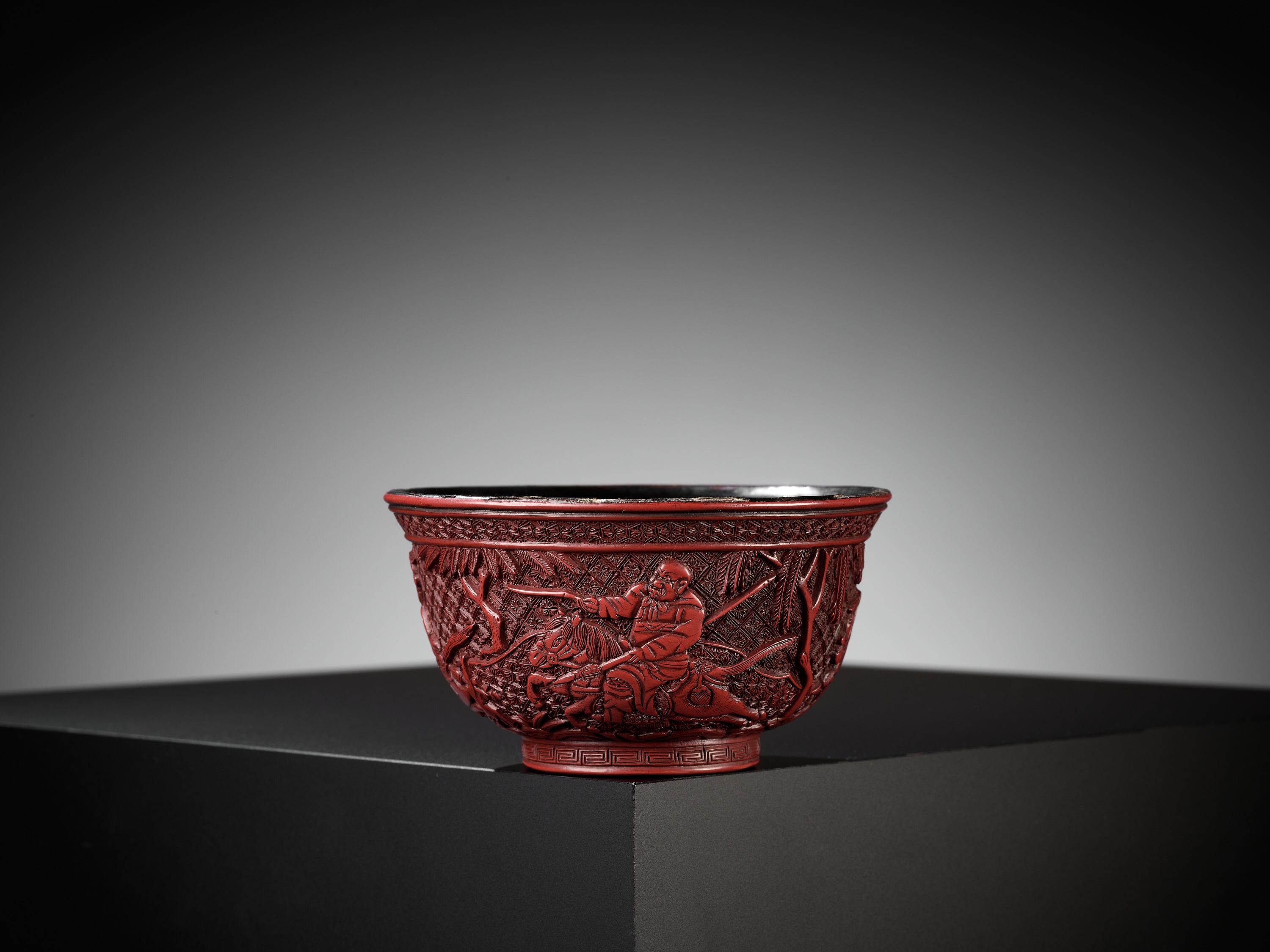 A RARE RED LACQUER 'MONGOL HUNT' BOWL, ATTRIBUTED TO ZHOU ZHU - Bild 13 aus 20