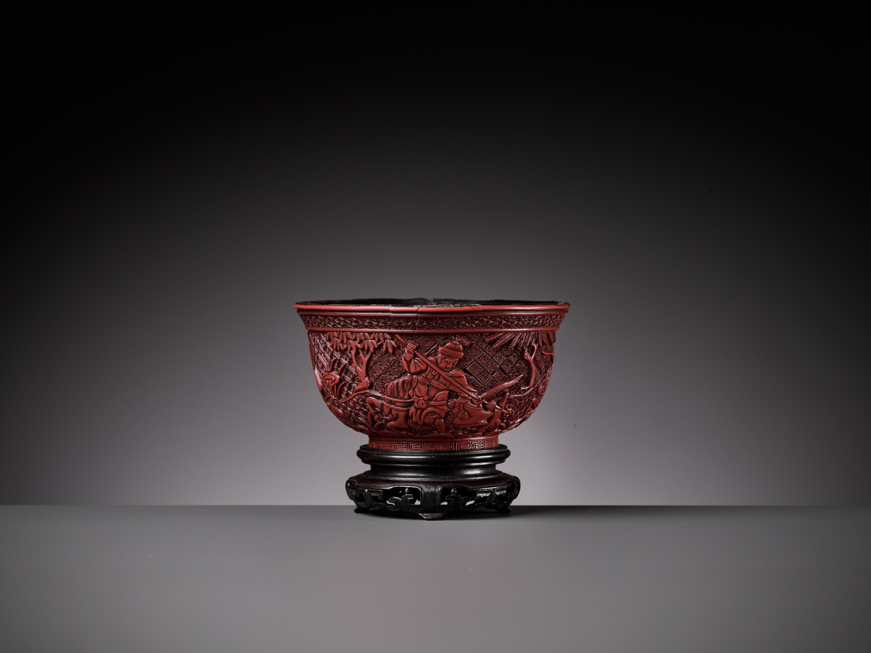 A RARE RED LACQUER 'MONGOL HUNT' BOWL, ATTRIBUTED TO ZHOU ZHU - Bild 12 aus 20