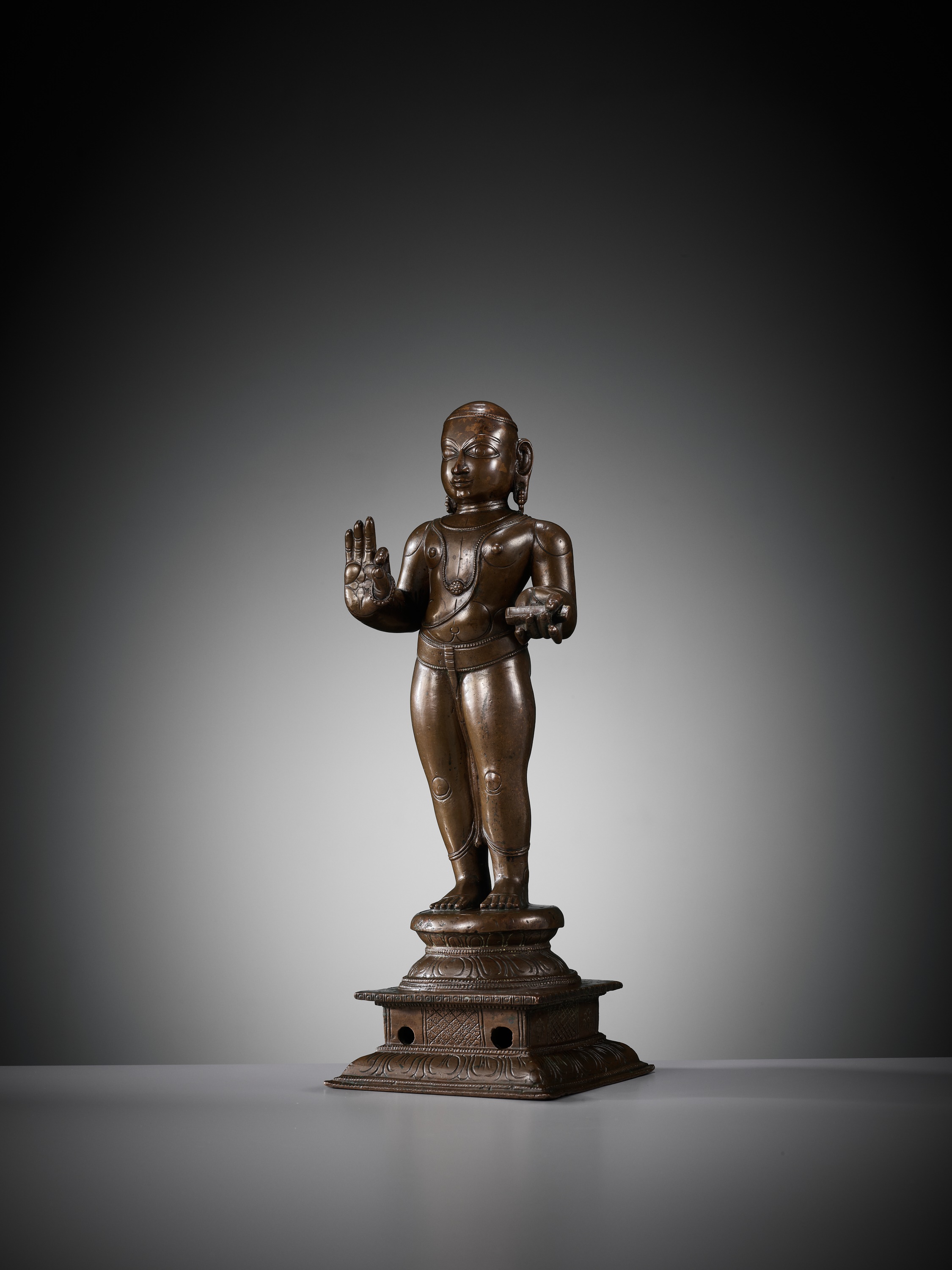 A LARGE COPPER ALLOY FIGURE OF MANIKKAVACAKAR, TAMIL NADU, 14TH-15TH CENTURY - Bild 8 aus 16