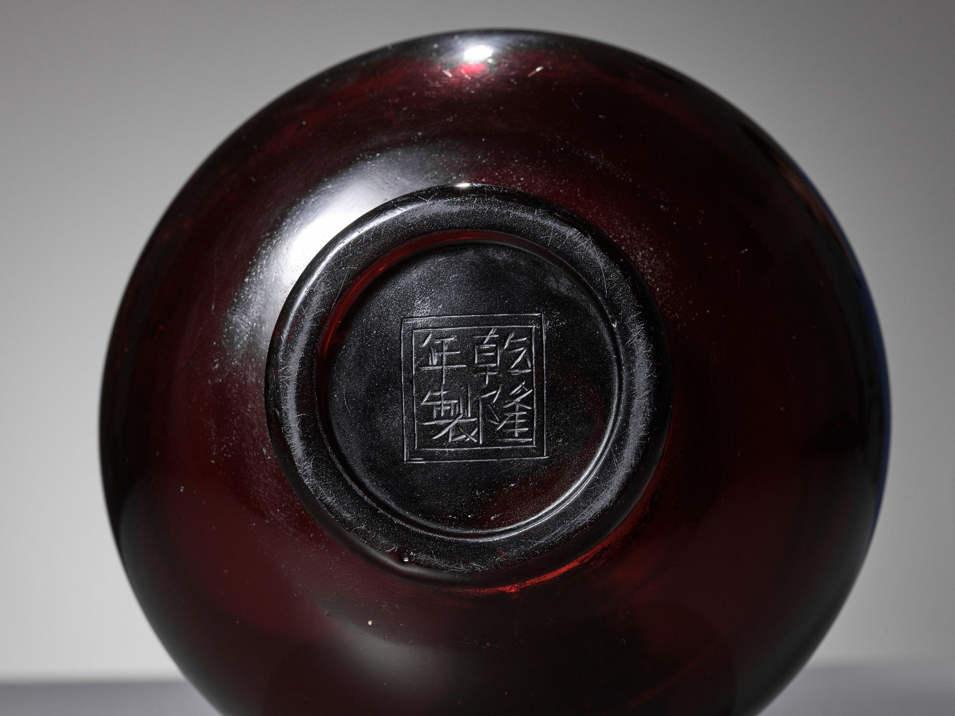 A RUBY-RED GLASS BOTTLE VASE, QIANLONG MARK AND PERIOD - Bild 2 aus 11
