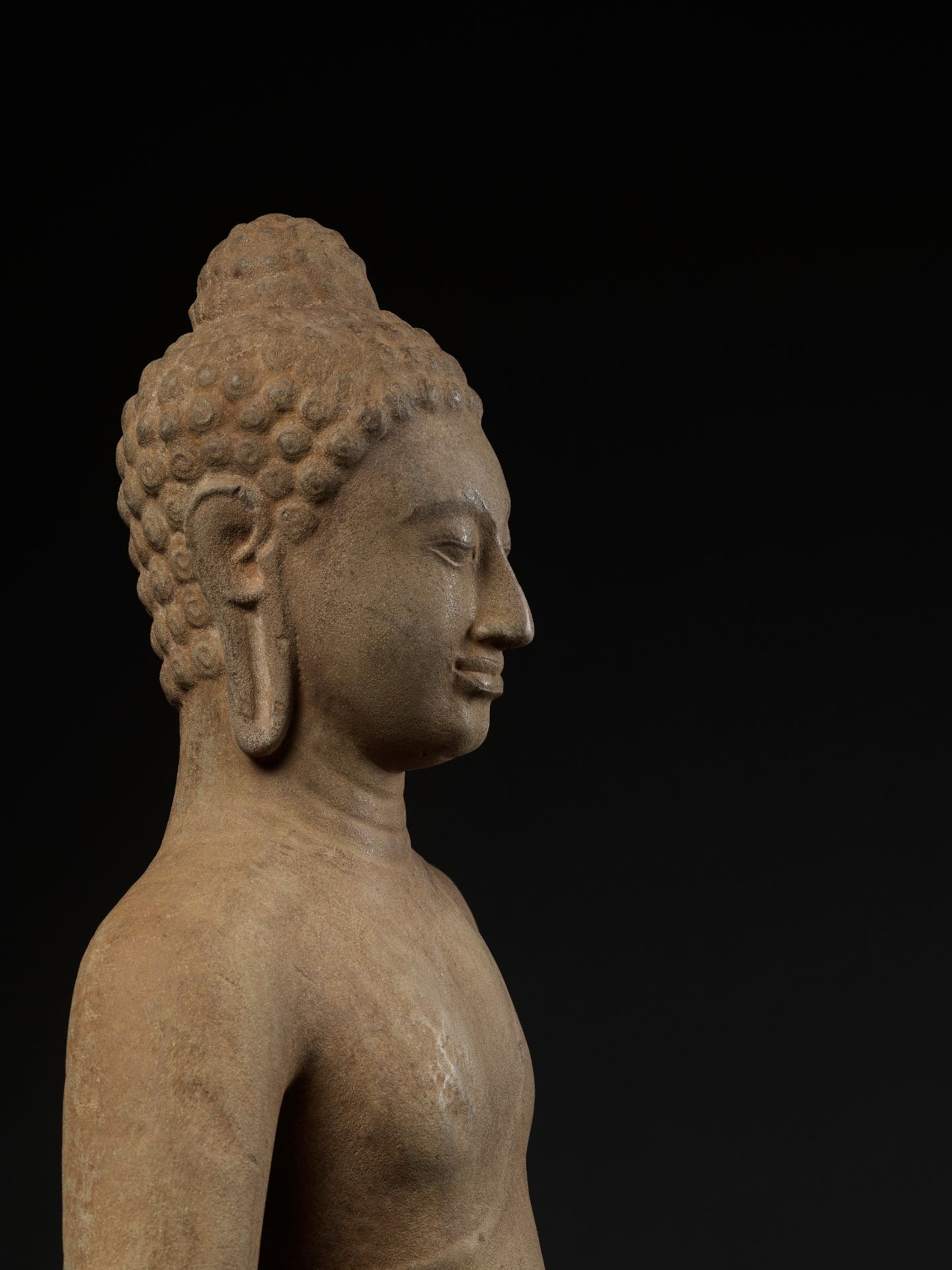 A MONUMENTAL AND HIGHLY IMPORTANT SANDSTONE FIGURE OF BUDDHA, PRE-ANGKOR PERIOD - Image 3 of 21