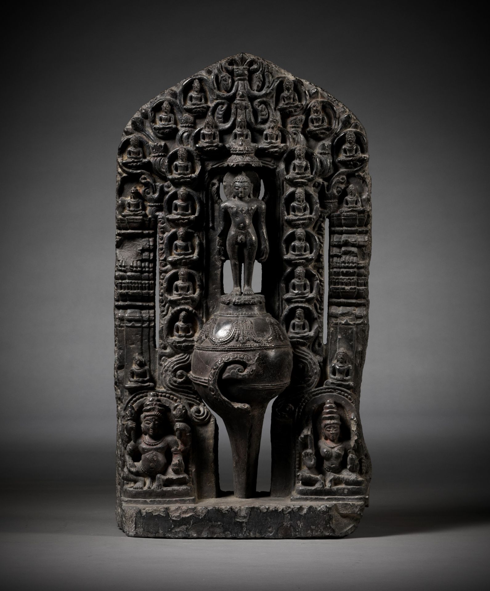 A BLACK STONE STELE OF NEMINATHA, THE 22ND JAIN TIRTHANKARA - Image 2 of 10