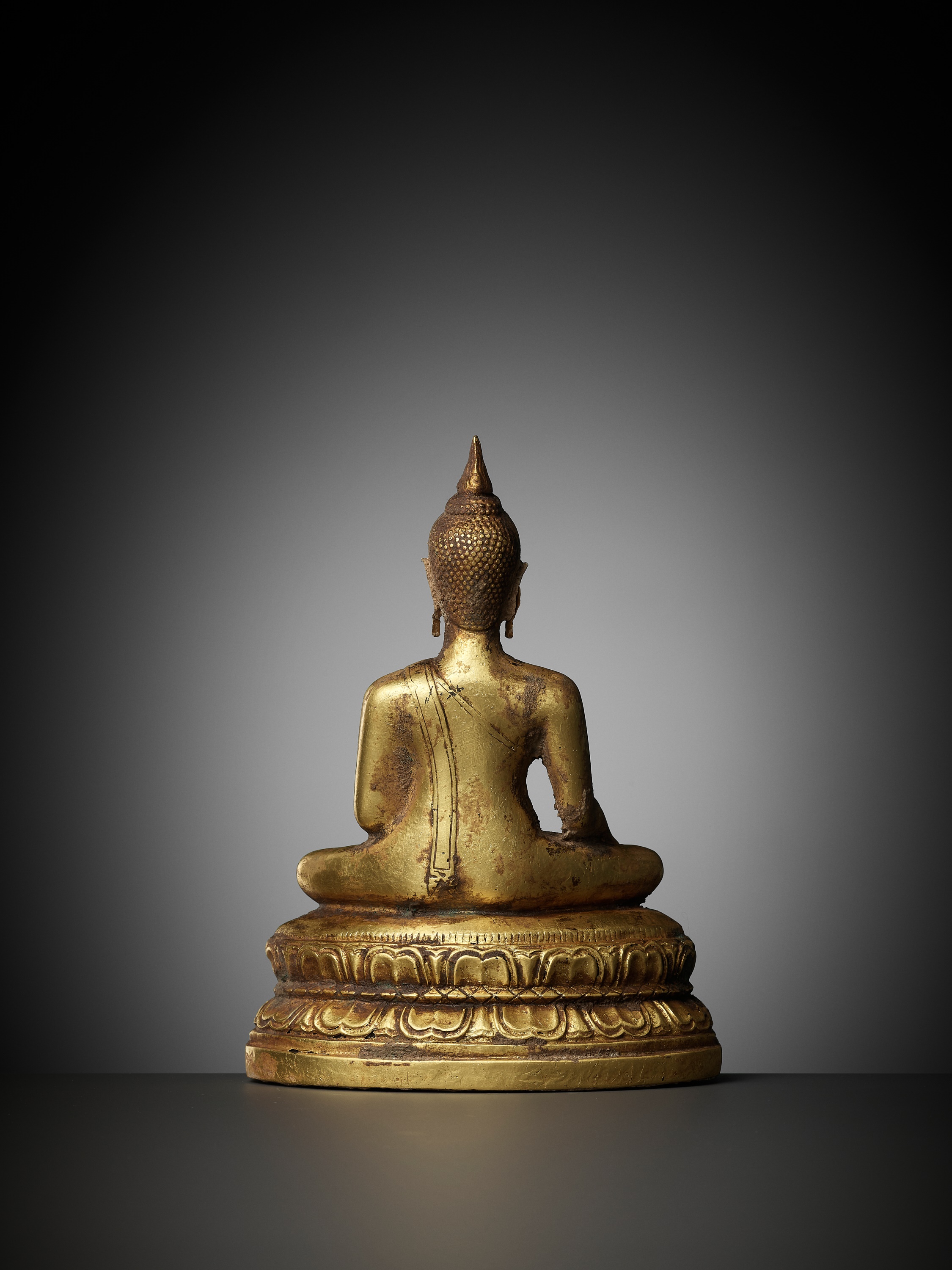 A GOLD REPOUSSE FIGURE OF BUDDHA SHAKYAMUNI, AYUTTHAYA KINGDOM, 1351-1767 - Image 9 of 12