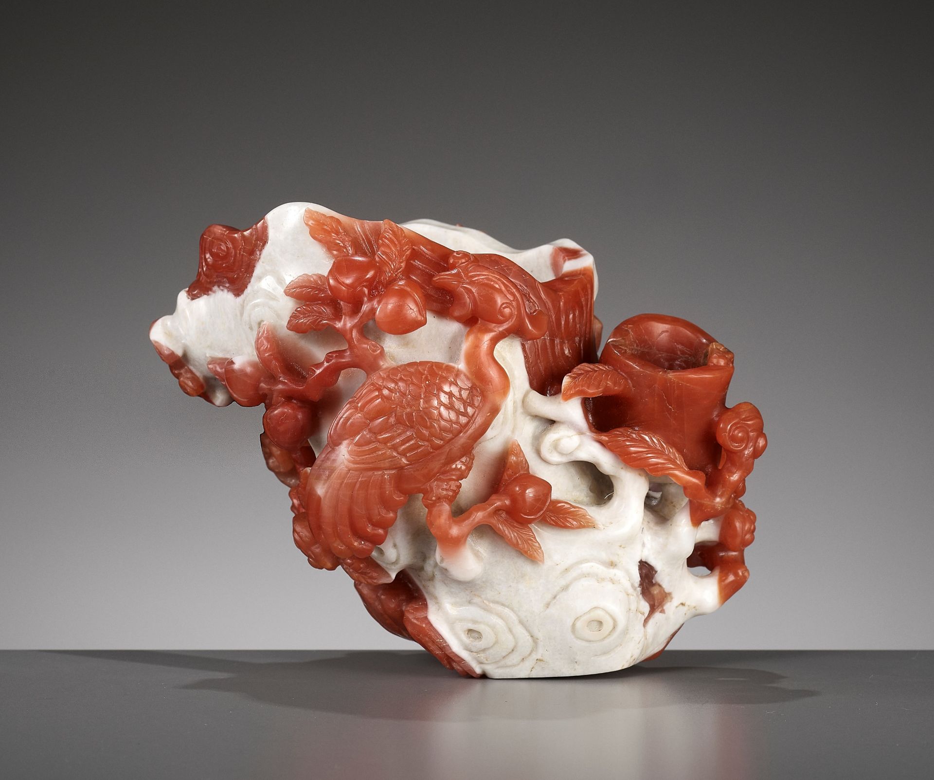 A CARNELIAN AGATE 'PHOENIX AND LINGZHI' VASE, QING DYNASTY