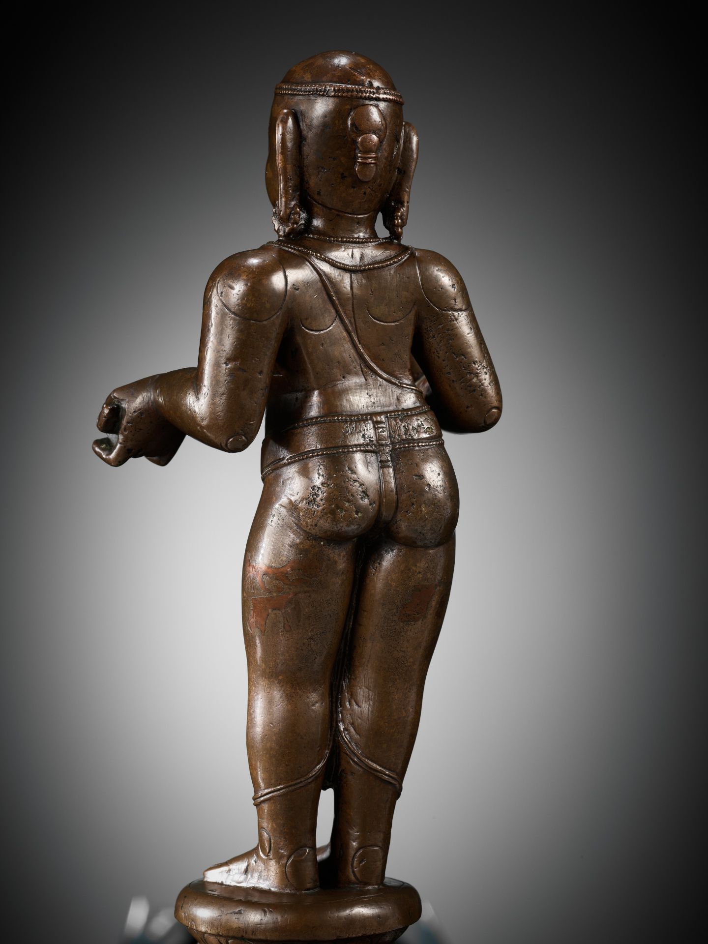 A LARGE COPPER ALLOY FIGURE OF MANIKKAVACAKAR, TAMIL NADU, 14TH-15TH CENTURY - Image 14 of 16