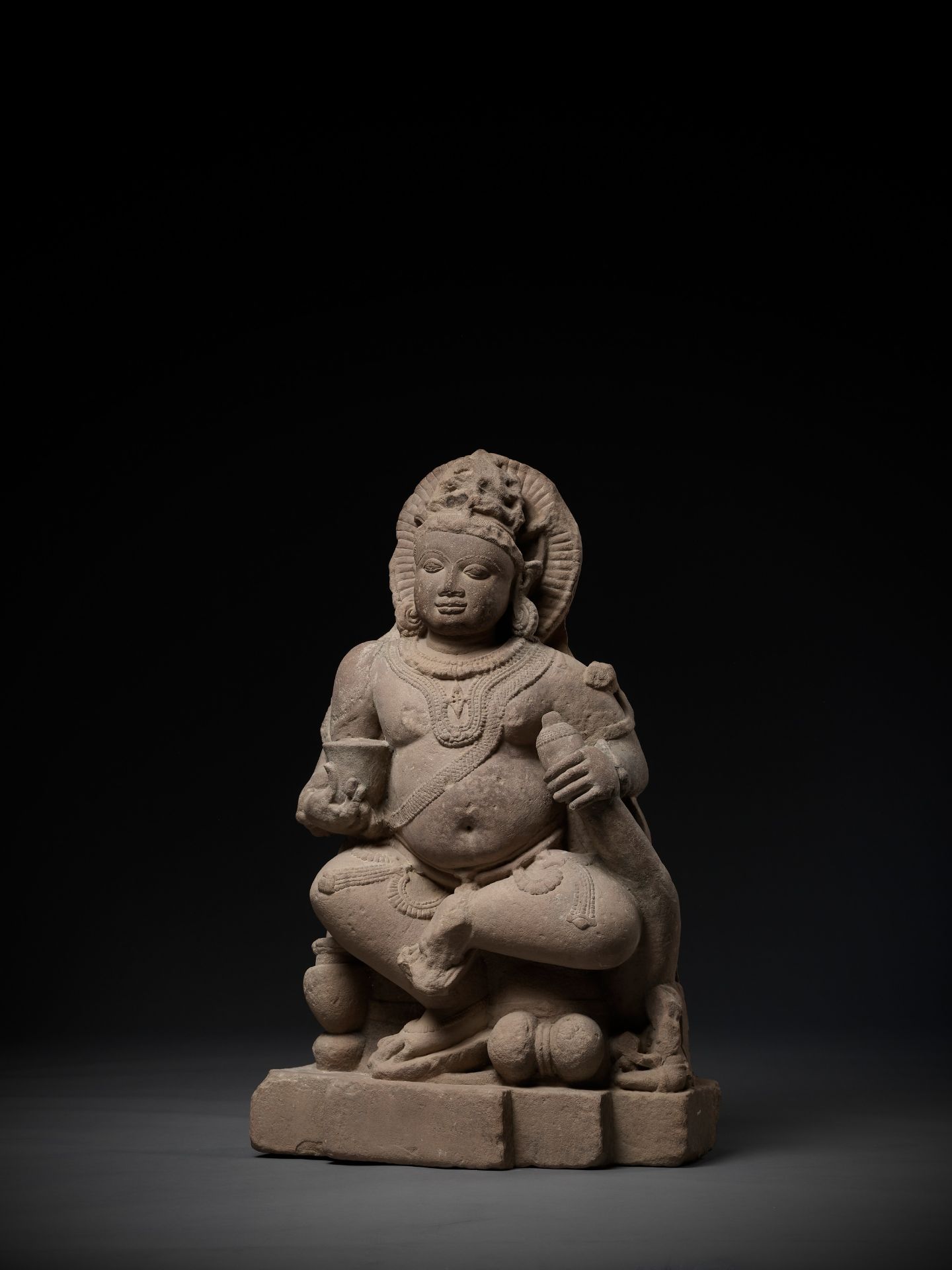 A RARE BACCHANALIAN KUBERA, GUPTA EMPIRE, PINK SANDSTONE - Image 3 of 12