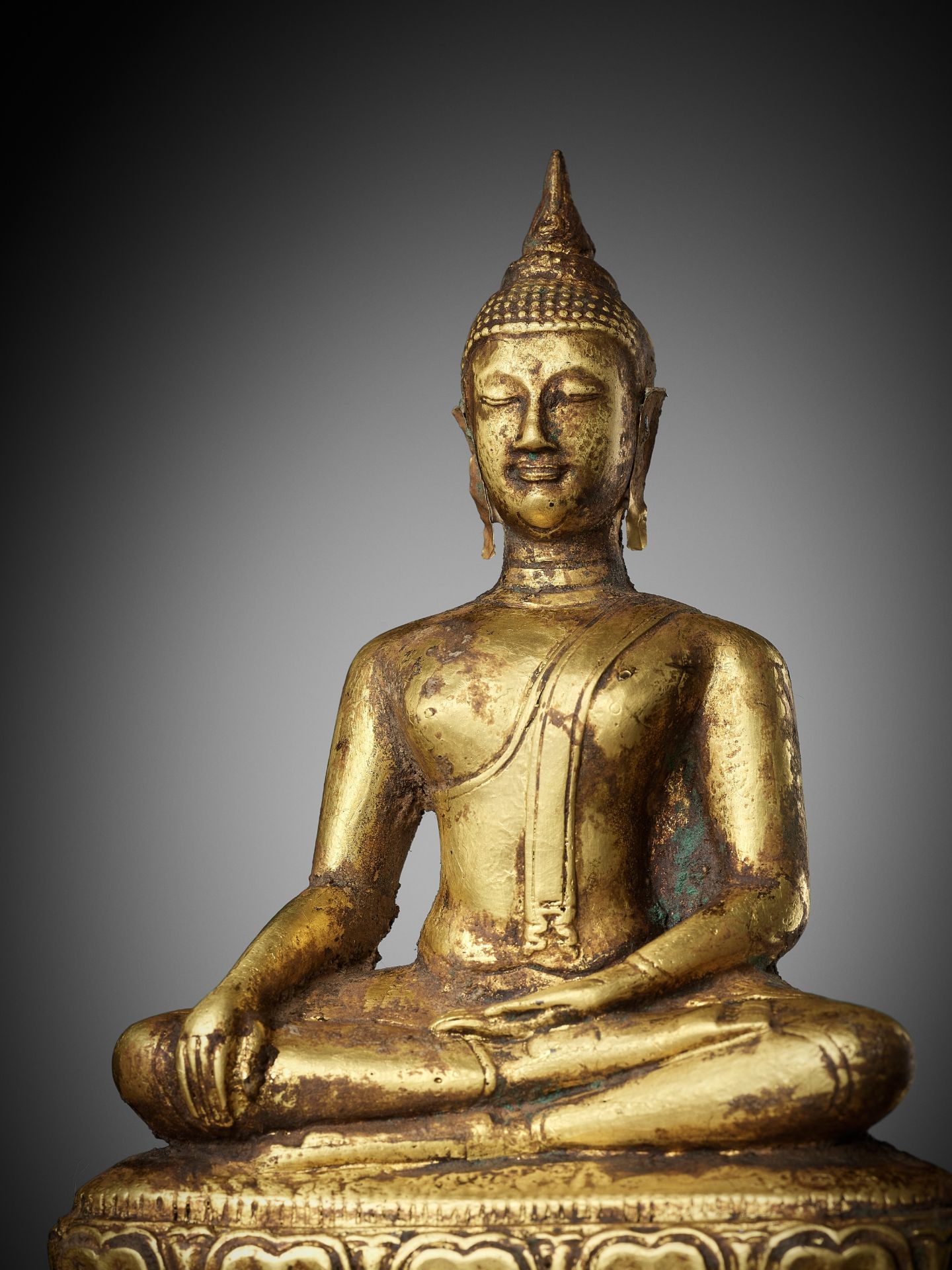 A GOLD REPOUSSE FIGURE OF BUDDHA SHAKYAMUNI, AYUTTHAYA KINGDOM, 1351-1767 - Image 2 of 12