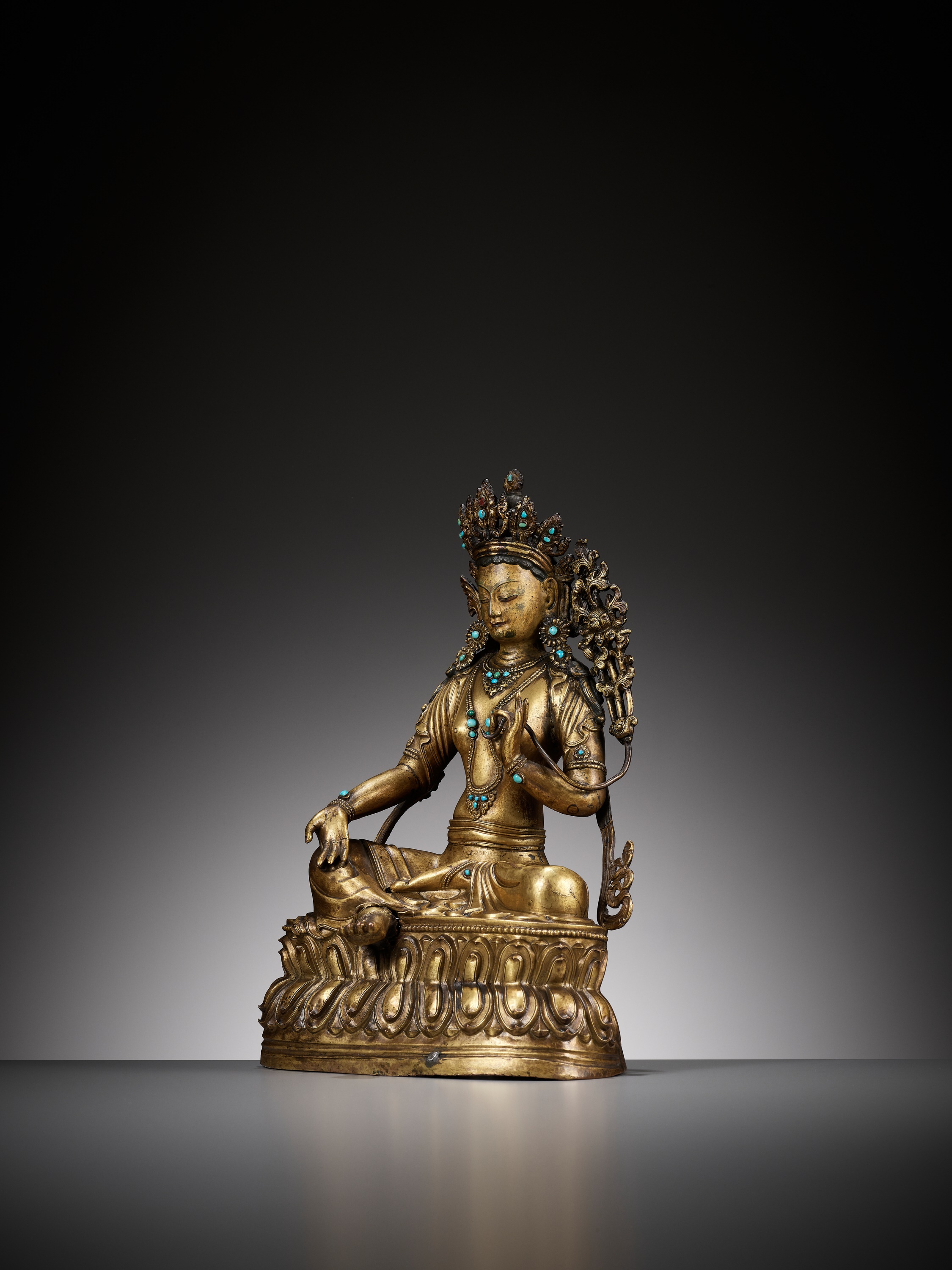 A GILT COPPER REPOUSSE FIGURE OF GREEN TARA, 17TH-18TH CENTURY - Bild 7 aus 14