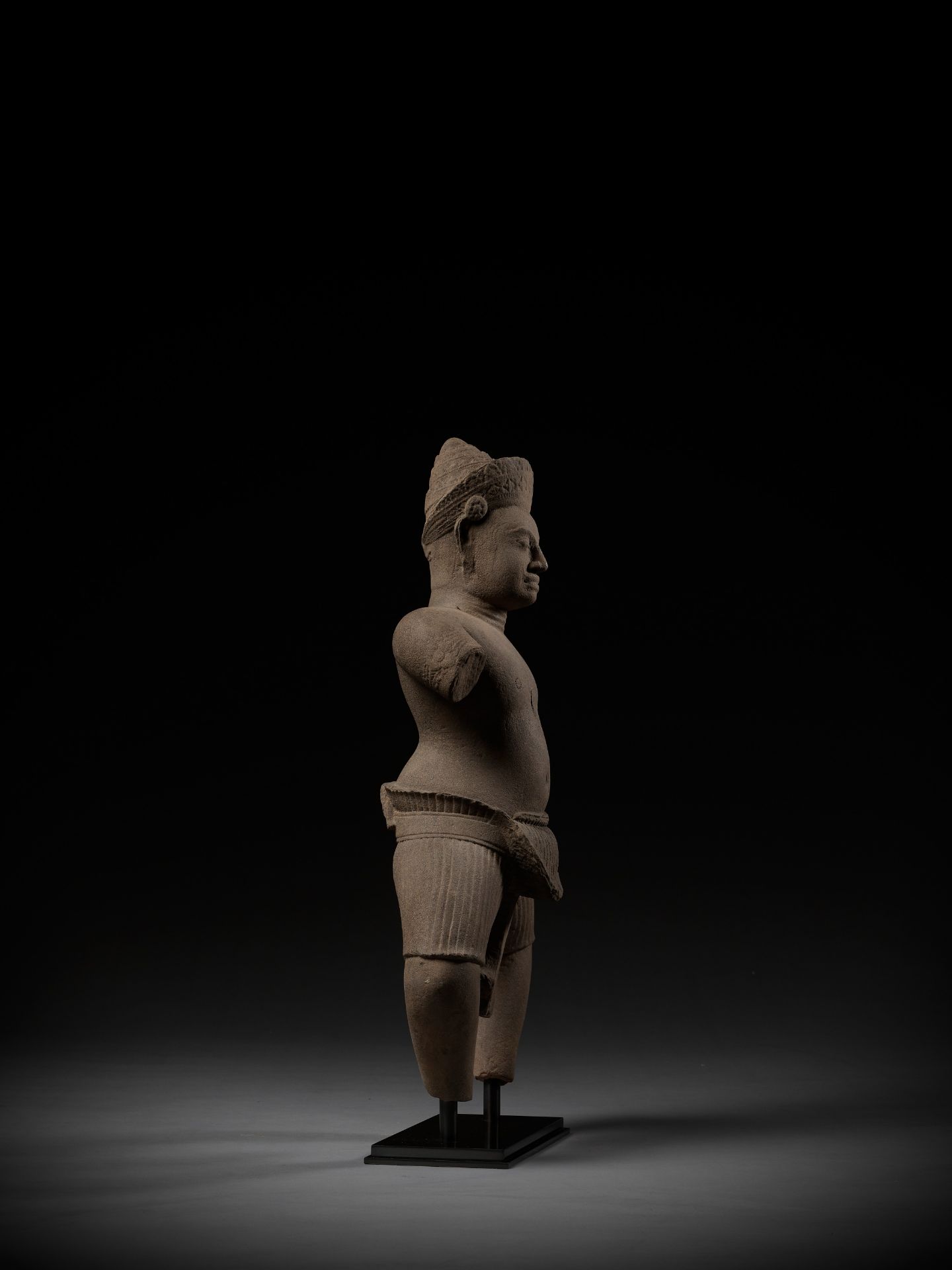 A SANDSTONE FIGURE OF A DVARAPALA, KOH KER STYLE, ANGKOR PERIOD - Image 10 of 12