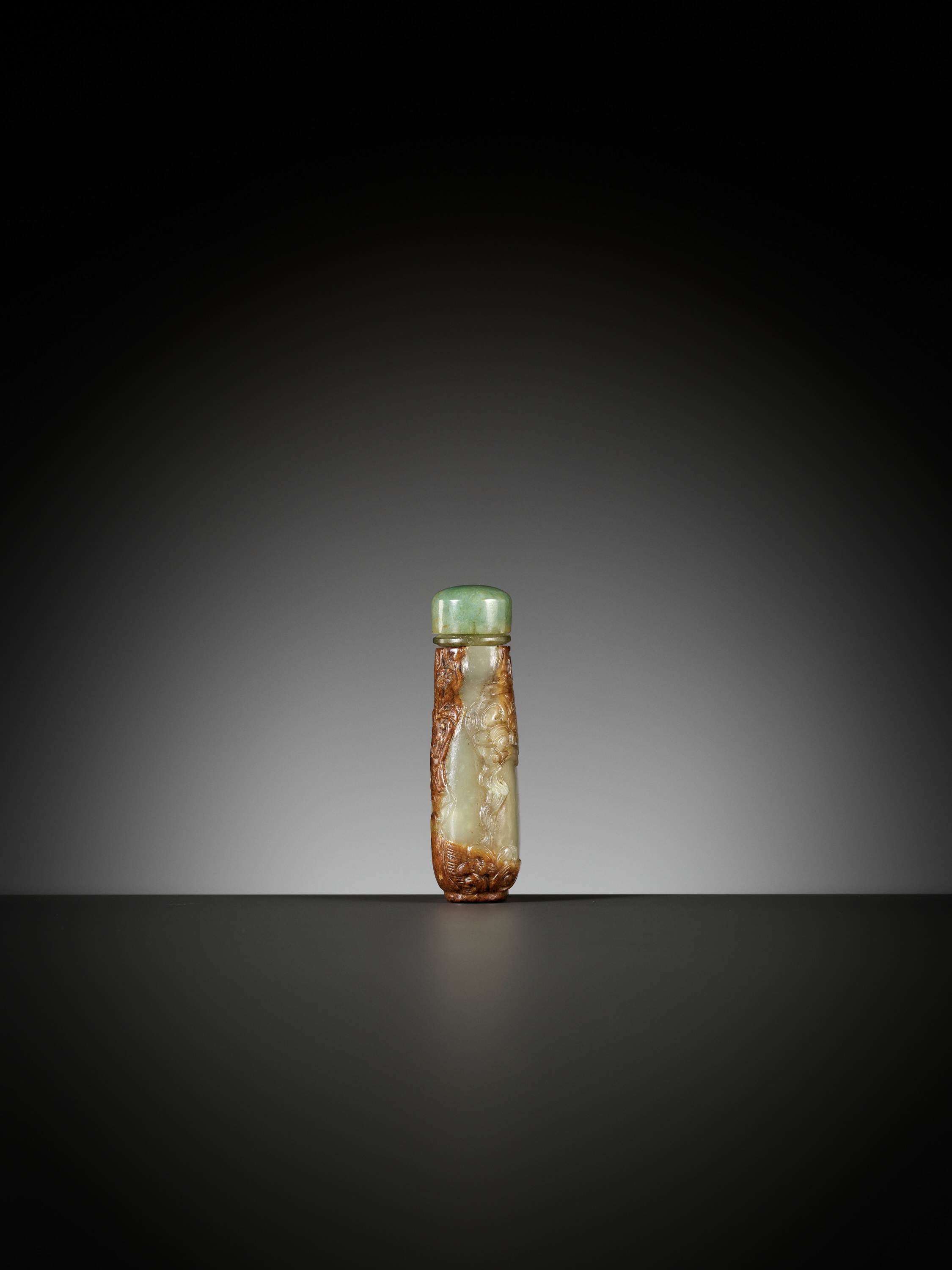 A CARVED CELADON AND RUSSET JADE SNUFF BOTTLE, MASTER OF THE ROCKS SCHOOL, 1740-1850 - Bild 8 aus 12