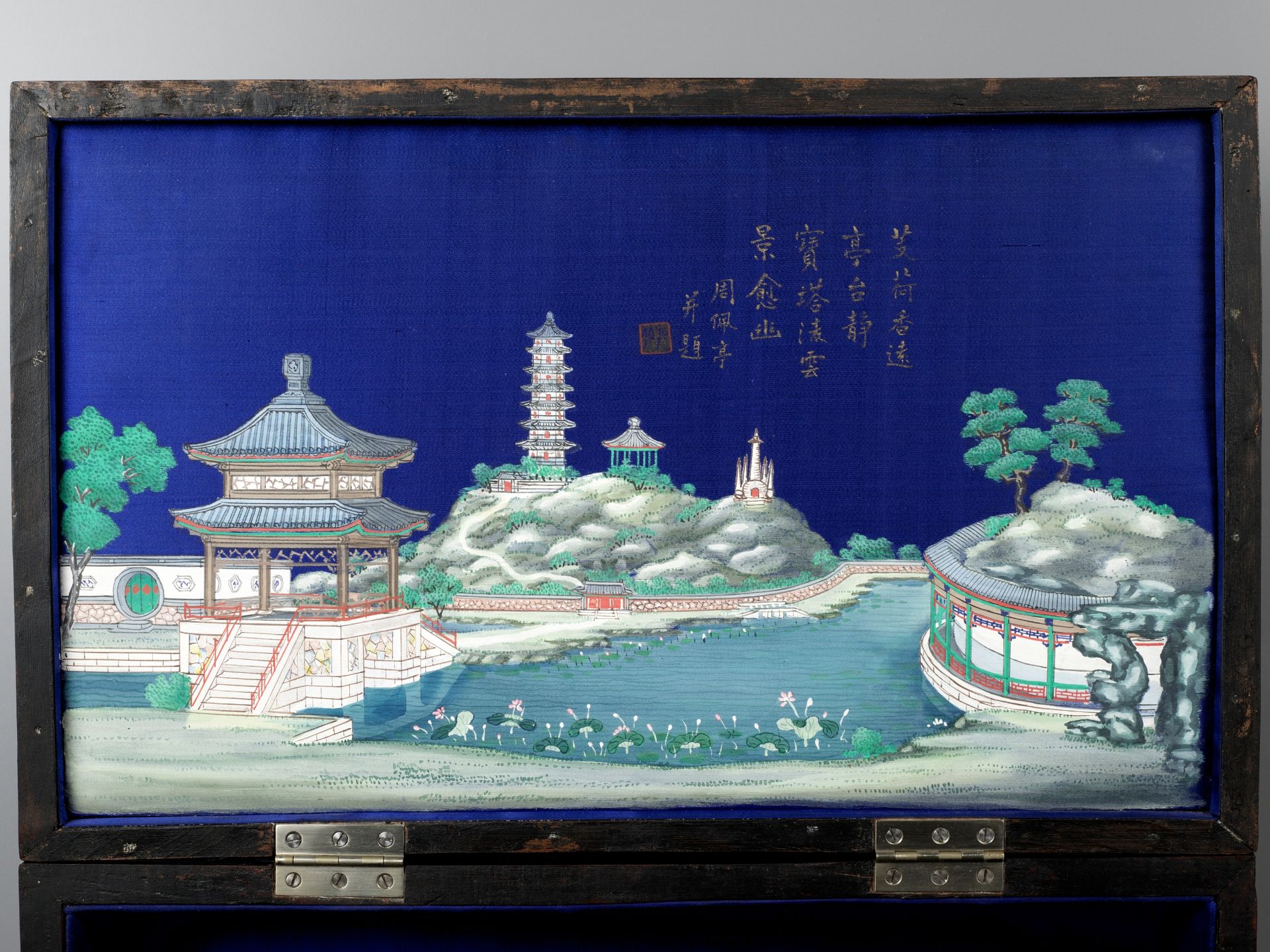 AN IMPERIAL 'DRAGON' HARDWOOD CHEST, COMMEMORATING THE RENOVATION OF THE JADE PEAK PAGODA BY EMPEROR - Image 6 of 11
