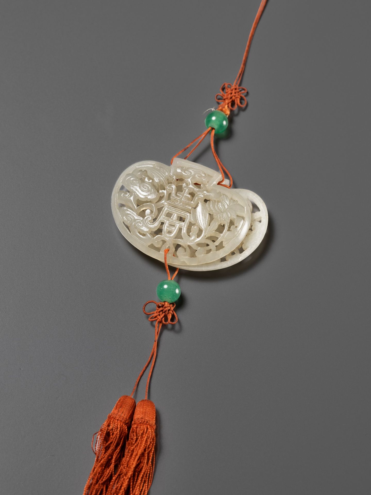 A WHITE JADE POMANDER AND MATCHING WOOD STAND, QIANLONG - Image 2 of 8