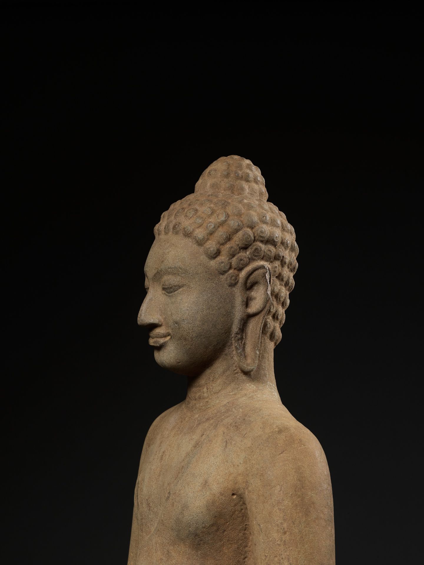 A MONUMENTAL AND HIGHLY IMPORTANT SANDSTONE FIGURE OF BUDDHA, PRE-ANGKOR PERIOD - Image 12 of 21