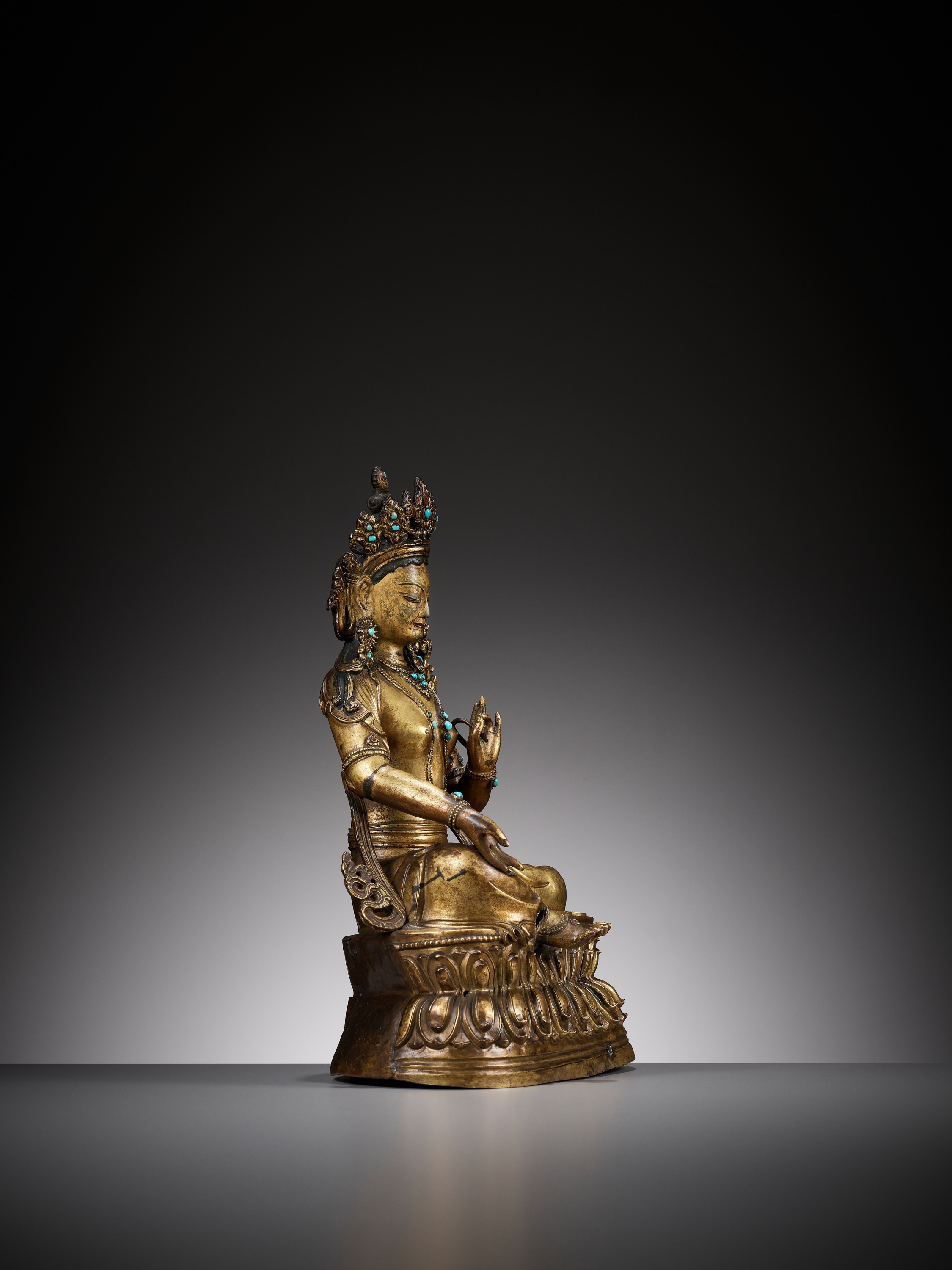 A GILT COPPER REPOUSSE FIGURE OF GREEN TARA, 17TH-18TH CENTURY - Bild 11 aus 14