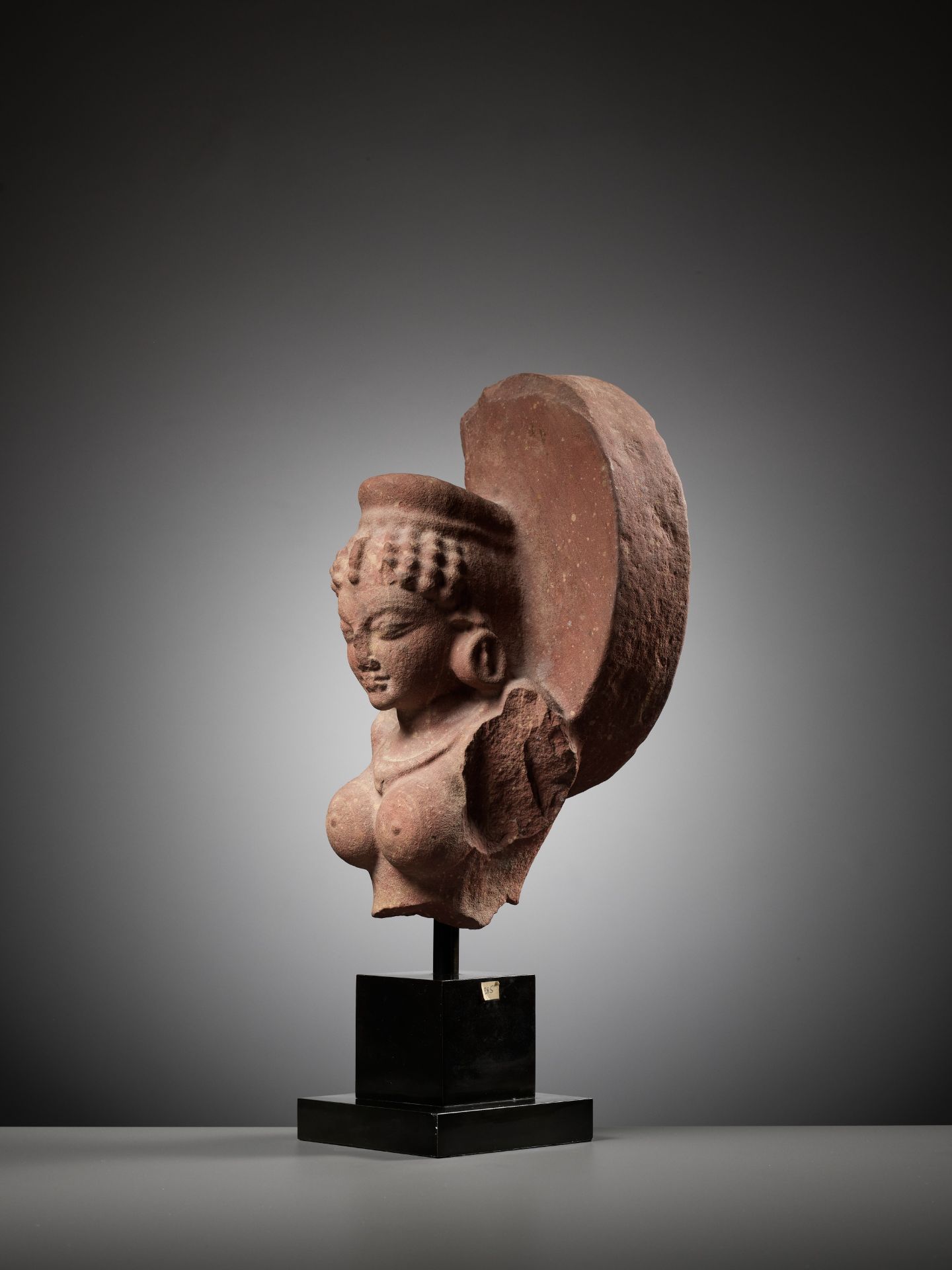 A PINK SANDSTONE BUST OF A GODDESS, GUPTA PERIOD - Image 6 of 9