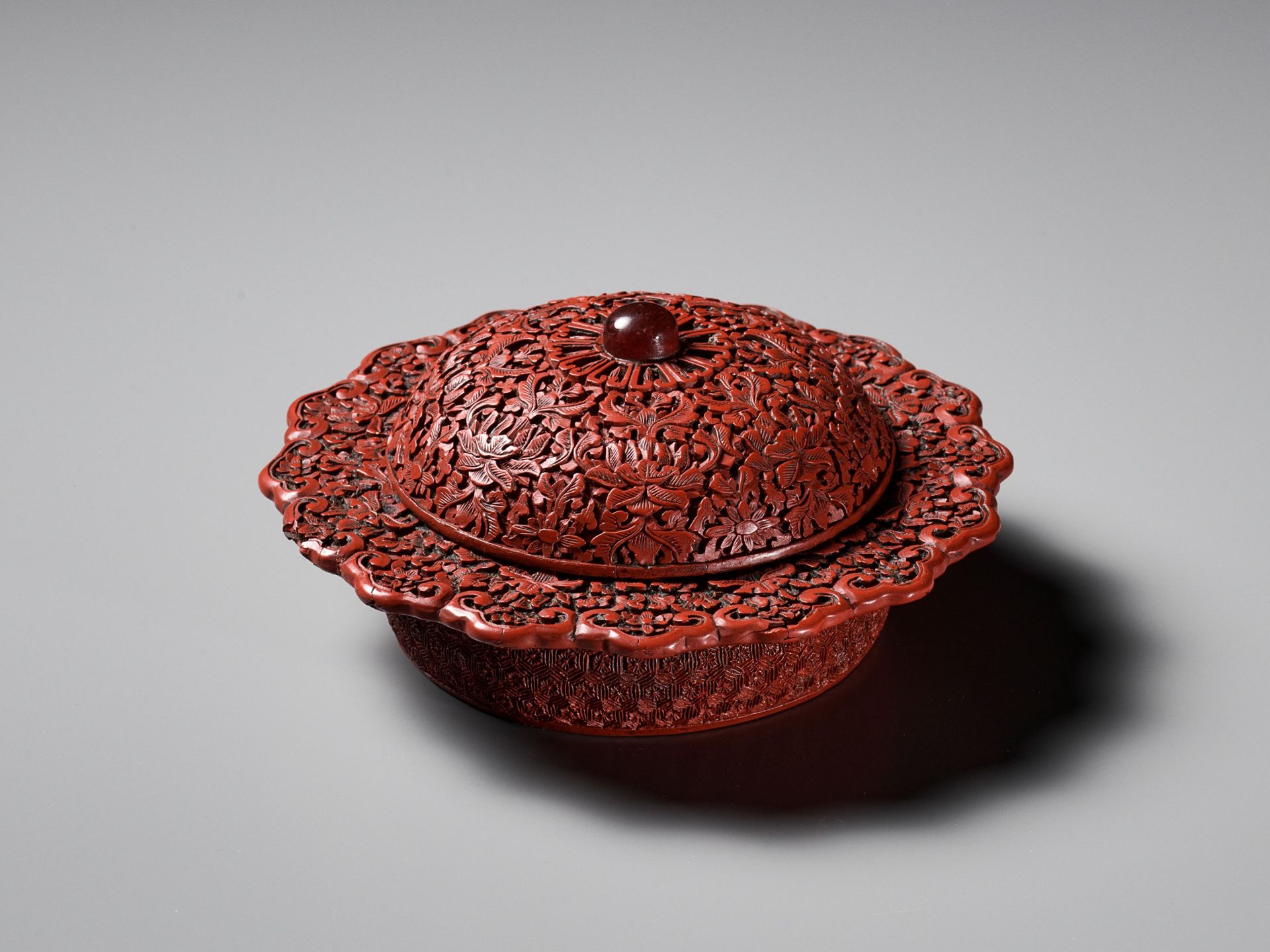 A CARVED CINNABAR LACQUER ZHADOU AND COVER, 18TH CENTURY