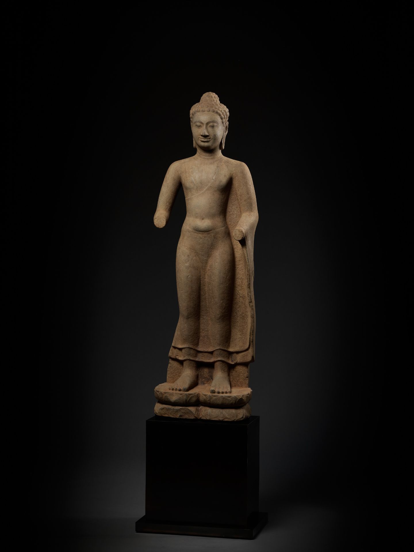 A MONUMENTAL AND HIGHLY IMPORTANT SANDSTONE FIGURE OF BUDDHA, PRE-ANGKOR PERIOD - Image 13 of 21