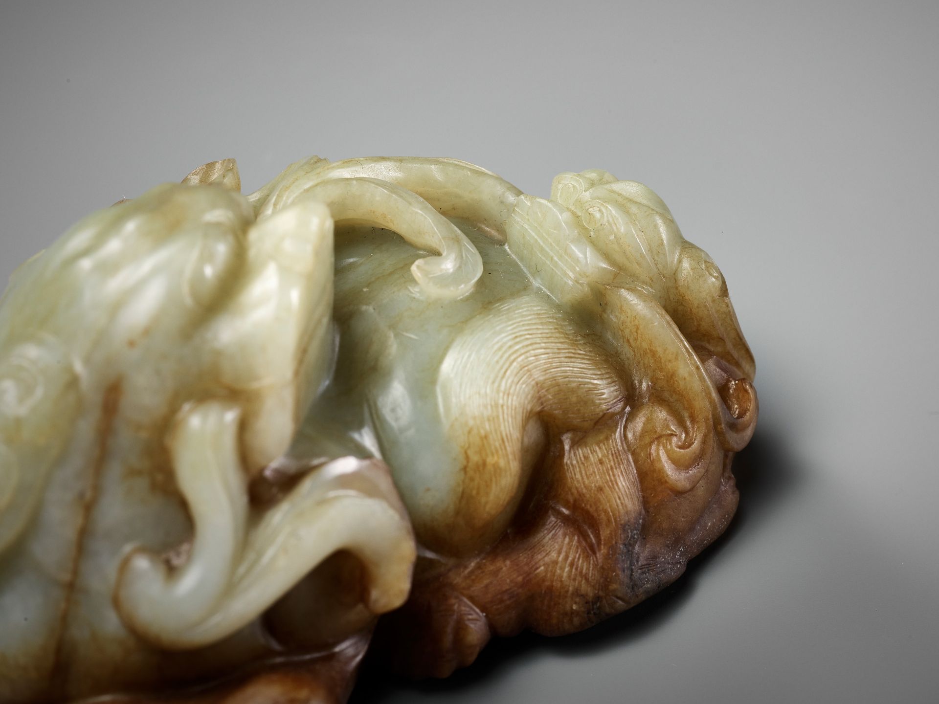 A CELADON AND RUSSET JADE 'BUDDHIST LION AND CUB' GROUP, 17TH CENTURY - Image 2 of 11