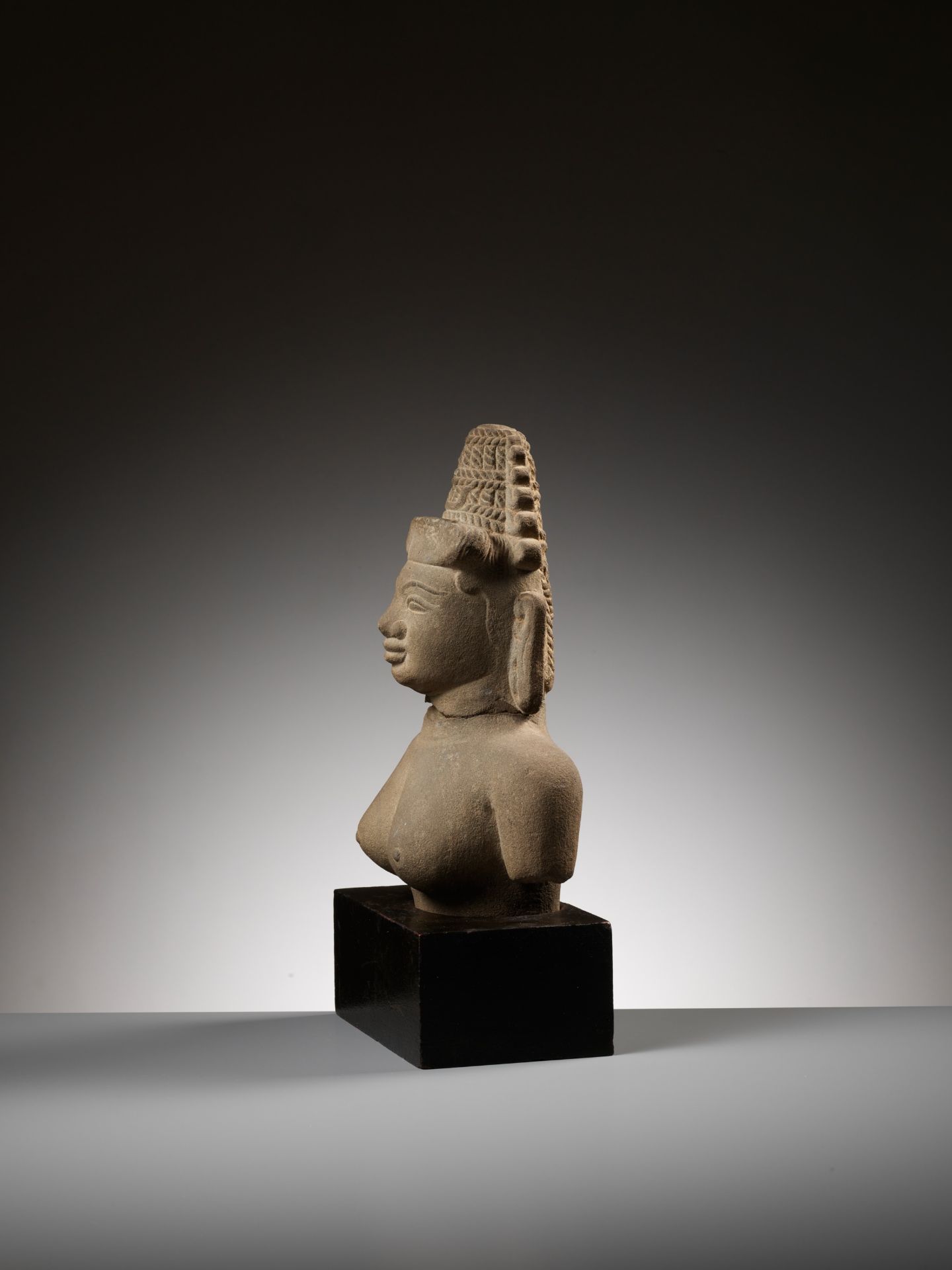 A SANDSTONE BUST OF A FEMALE DEITY, CHAM PERIOD - Image 2 of 9