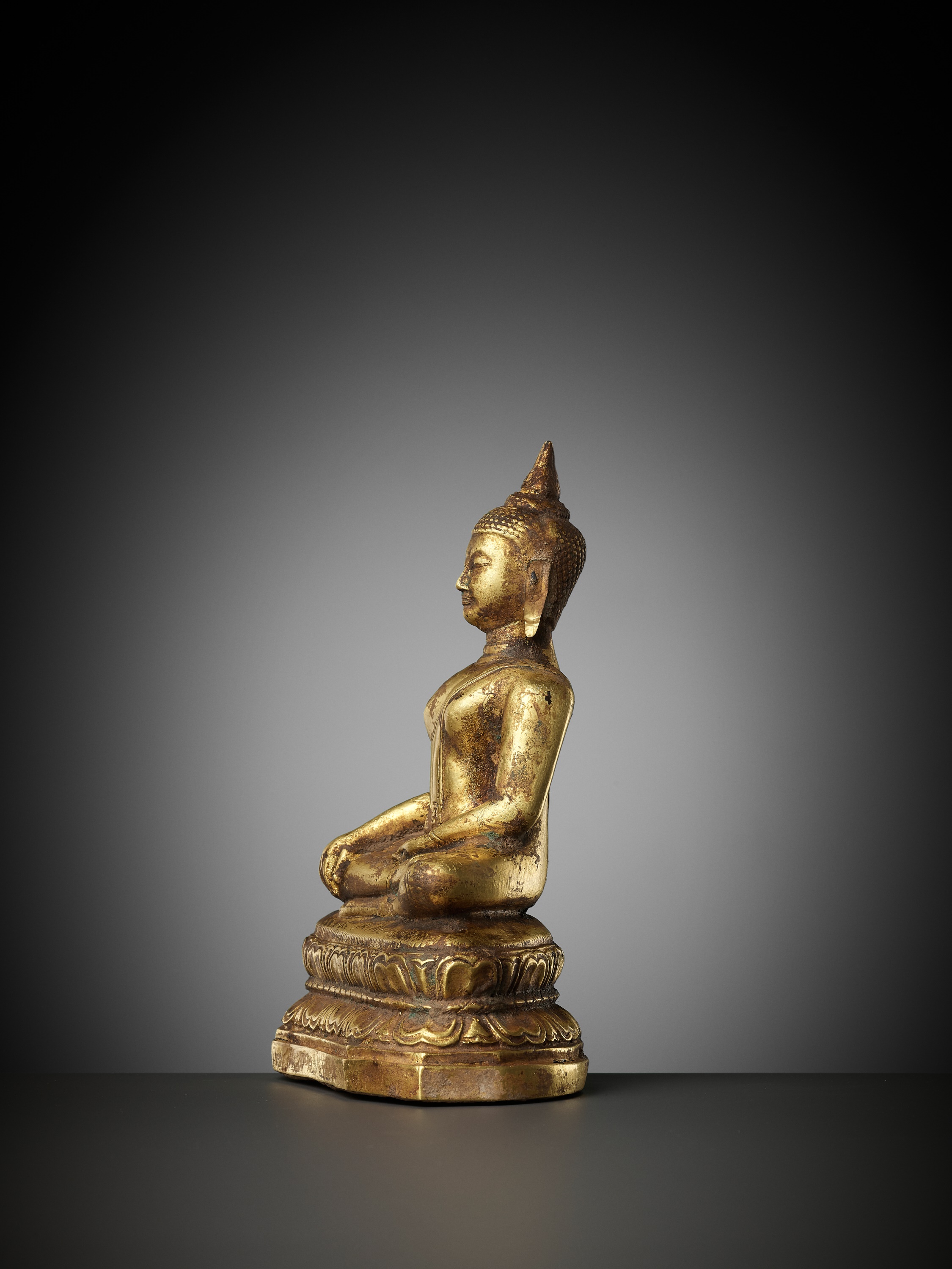 A GOLD REPOUSSE FIGURE OF BUDDHA SHAKYAMUNI, AYUTTHAYA KINGDOM, 1351-1767 - Image 8 of 12