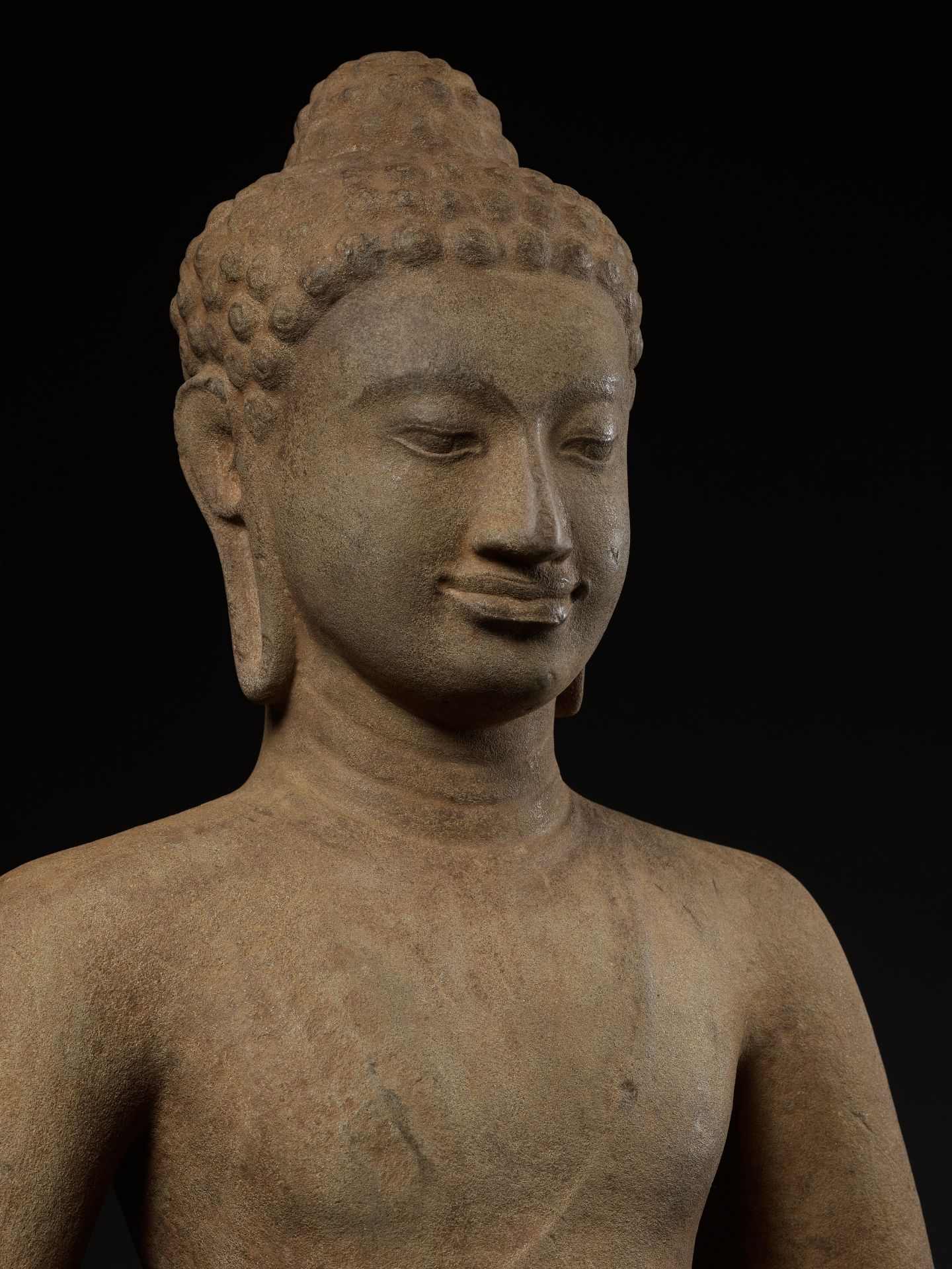 A MONUMENTAL AND HIGHLY IMPORTANT SANDSTONE FIGURE OF BUDDHA, PRE-ANGKOR PERIOD - Image 11 of 21