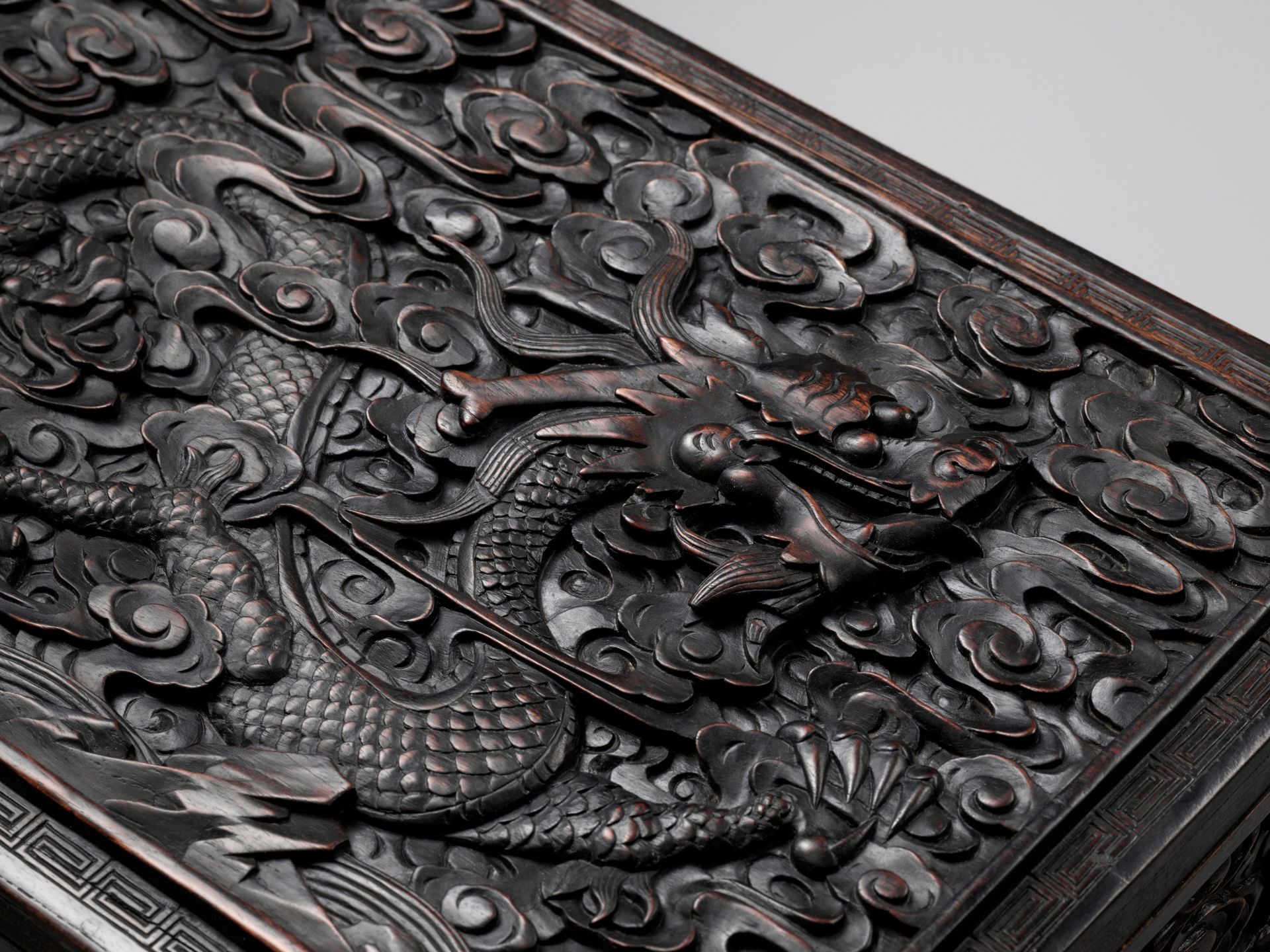 AN IMPERIAL 'DRAGON' HARDWOOD CHEST, COMMEMORATING THE RENOVATION OF THE JADE PEAK PAGODA BY EMPEROR - Image 8 of 11