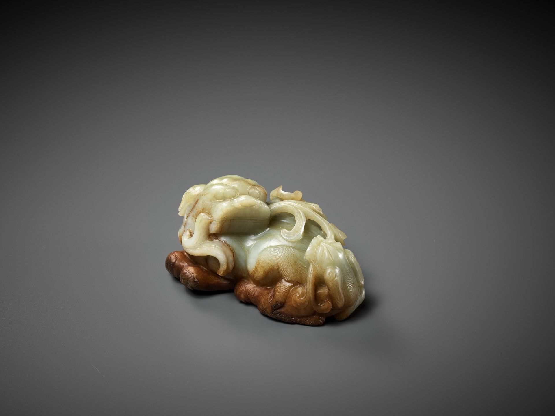 A CELADON AND RUSSET JADE 'BUDDHIST LION AND CUB' GROUP, 17TH CENTURY - Image 6 of 11