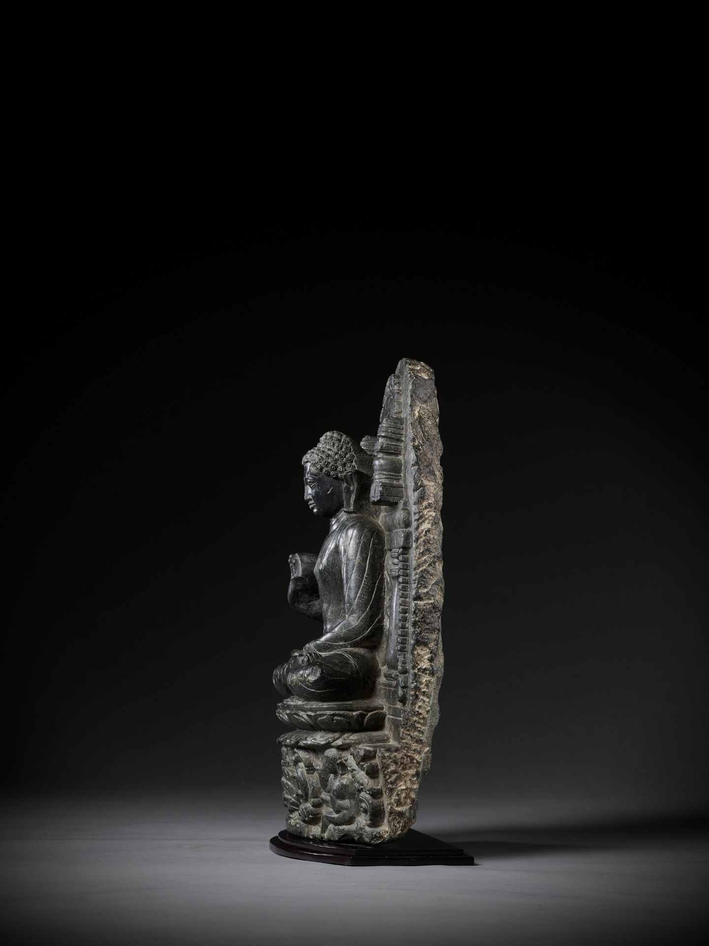 A BLACK SCHIST STELE OF BUDDHA SHAKYAMUNI, PALA PERIOD - Image 7 of 17