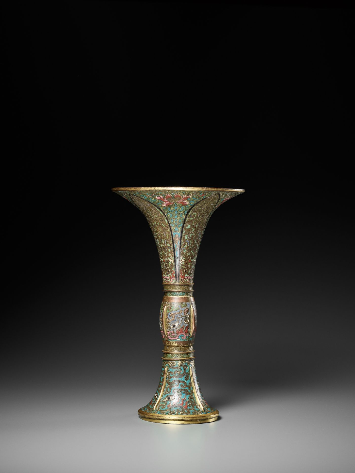 A CLOISONNE ENAMEL 'TAOTIE' ARCHAISTIC BEAKER VASE, GU, 17TH-18TH CENTURY - Image 8 of 16