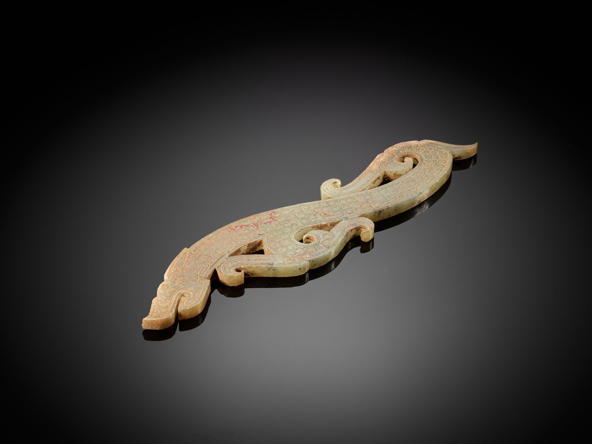 A LARGE CELADON JADE 'DRAGON' PENDANT, EASTERN ZHOU DYNASTY - Image 3 of 8