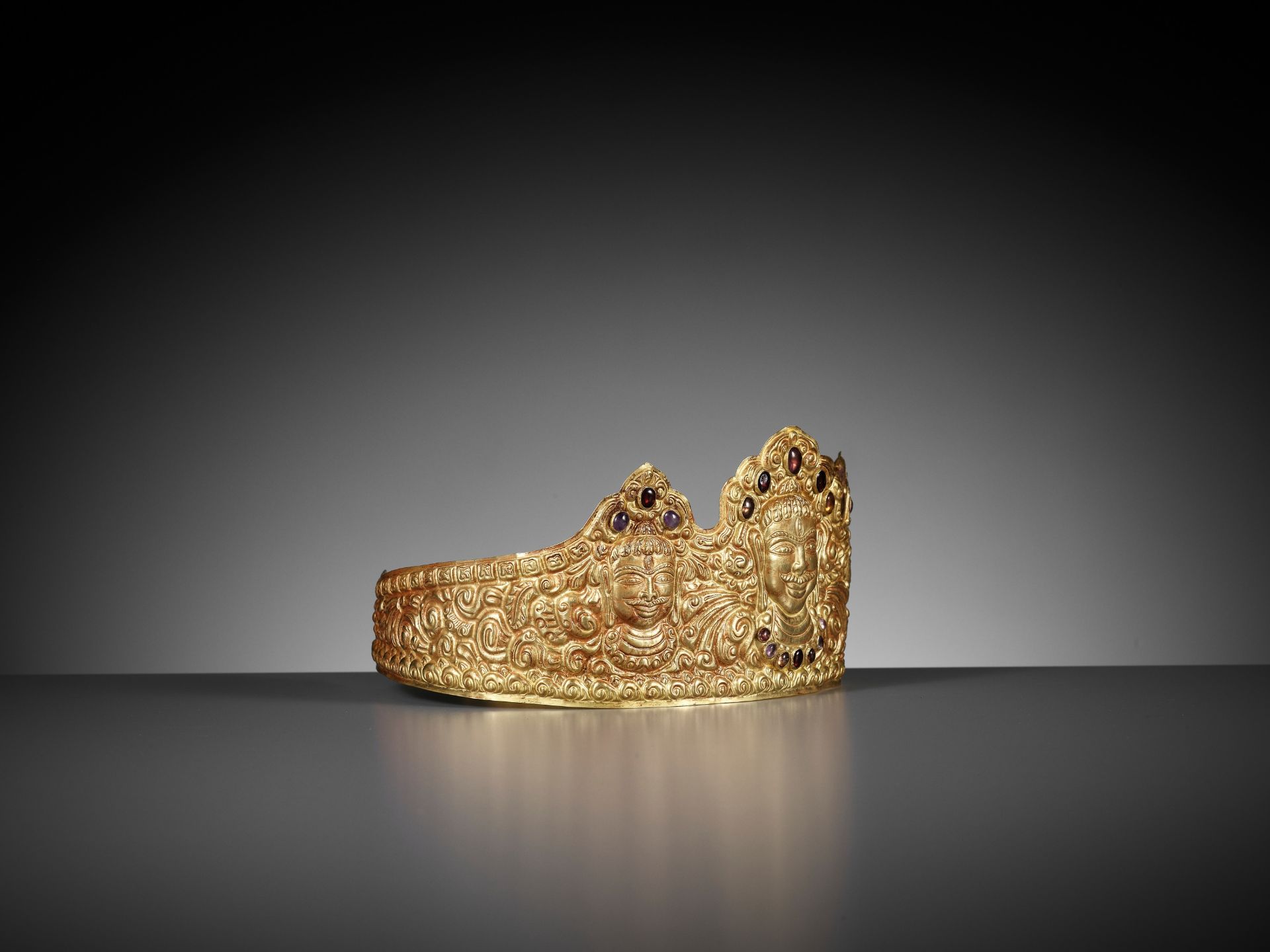 AN IMPORTANT CHAM GOLD REPOUSSE AND GEMSTONE-SET DIADEM, CHAM PERIOD - Image 11 of 11