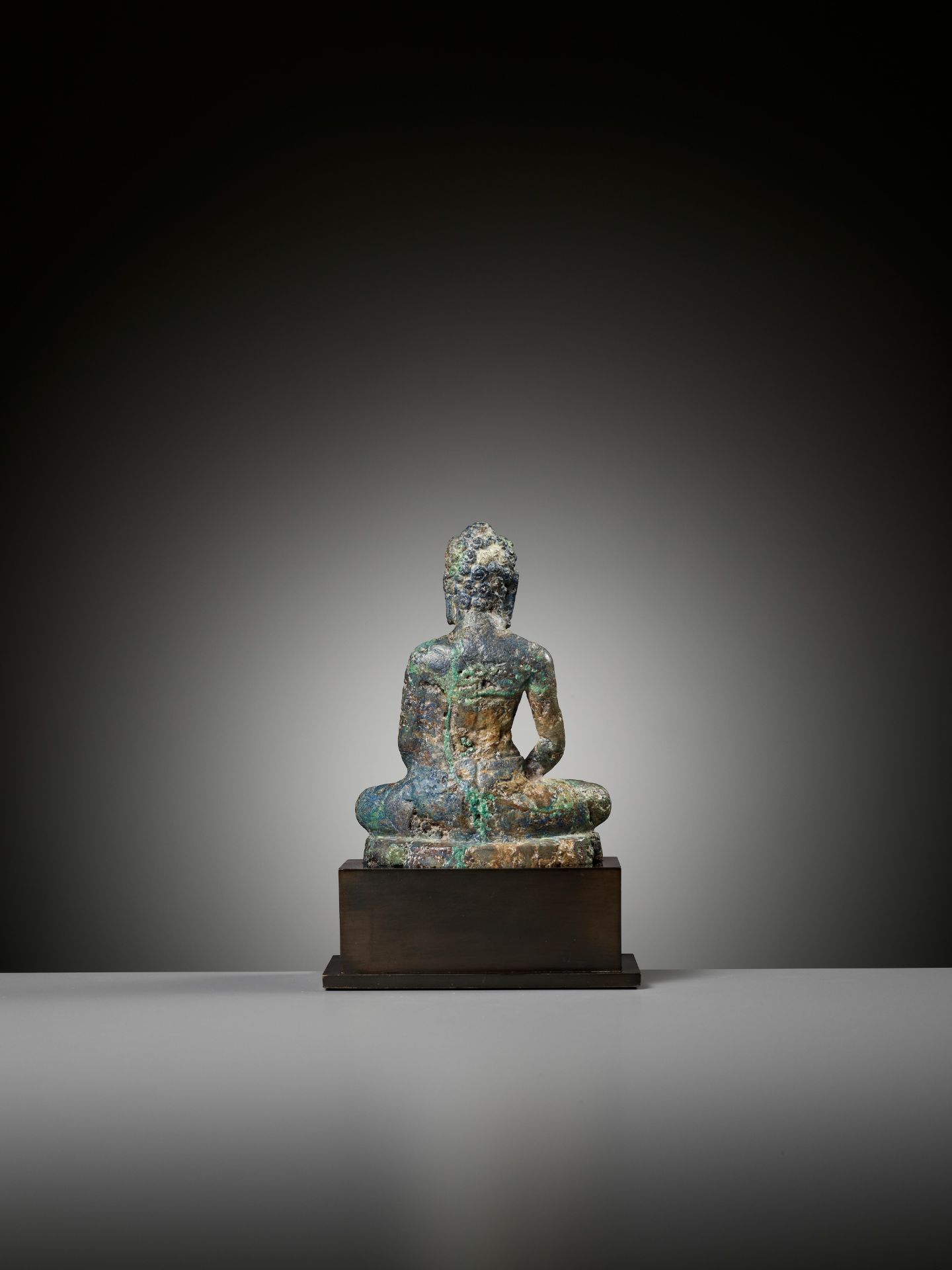 A BRONZE FIGURE OF BUDDHA, PRE-ANGKOR PERIOD - Bild 8 aus 10