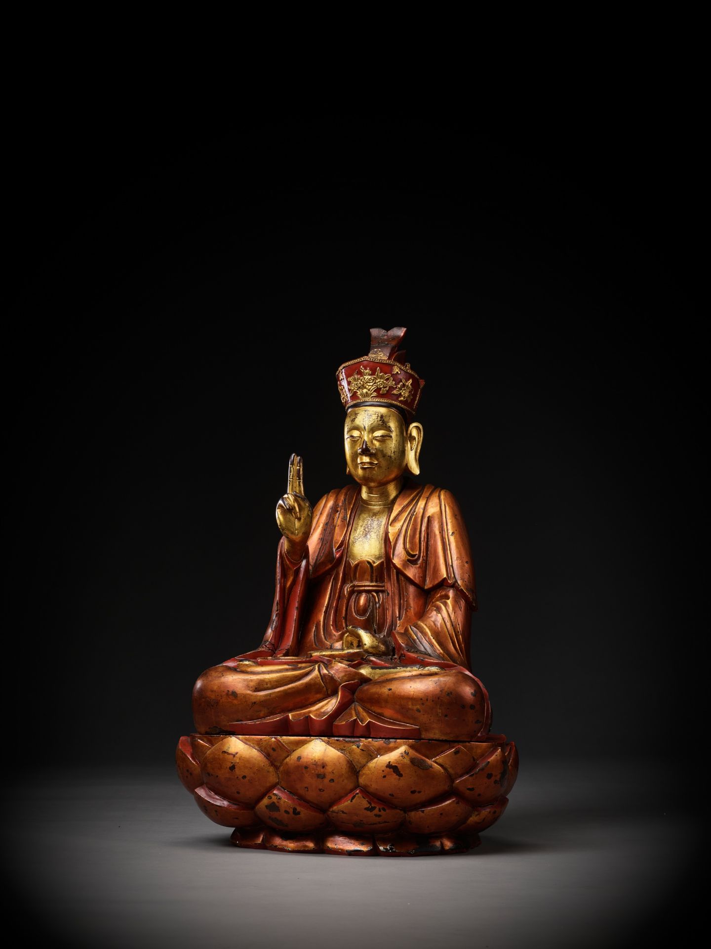 A LARGE GILT-LACQUERED WOOD FIGURE OF A BODHISATTVA, VIETNAM, 17TH-18TH CENTURY - Image 5 of 14