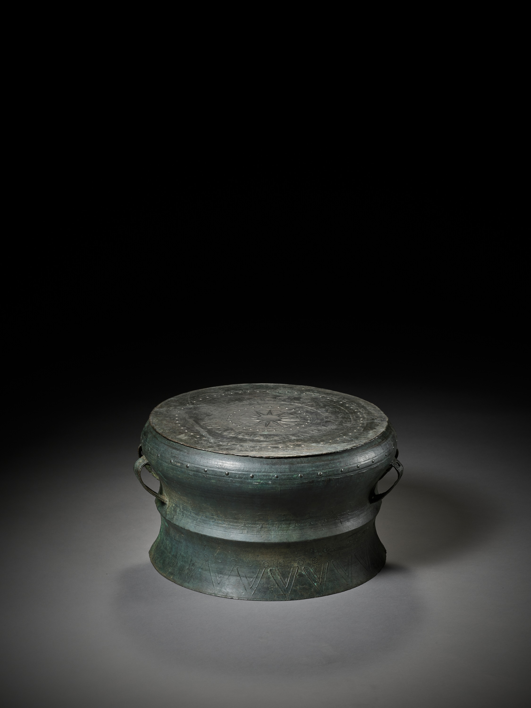 A BRONZE DRUM, HAN DYNASTY - Bild 8 aus 10