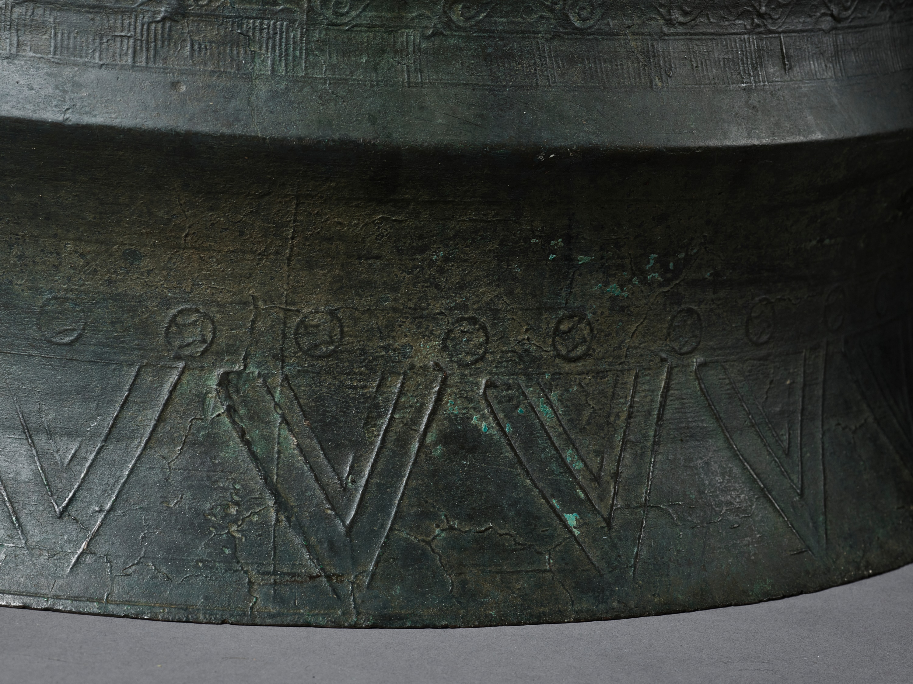 A BRONZE DRUM, HAN DYNASTY - Bild 3 aus 10