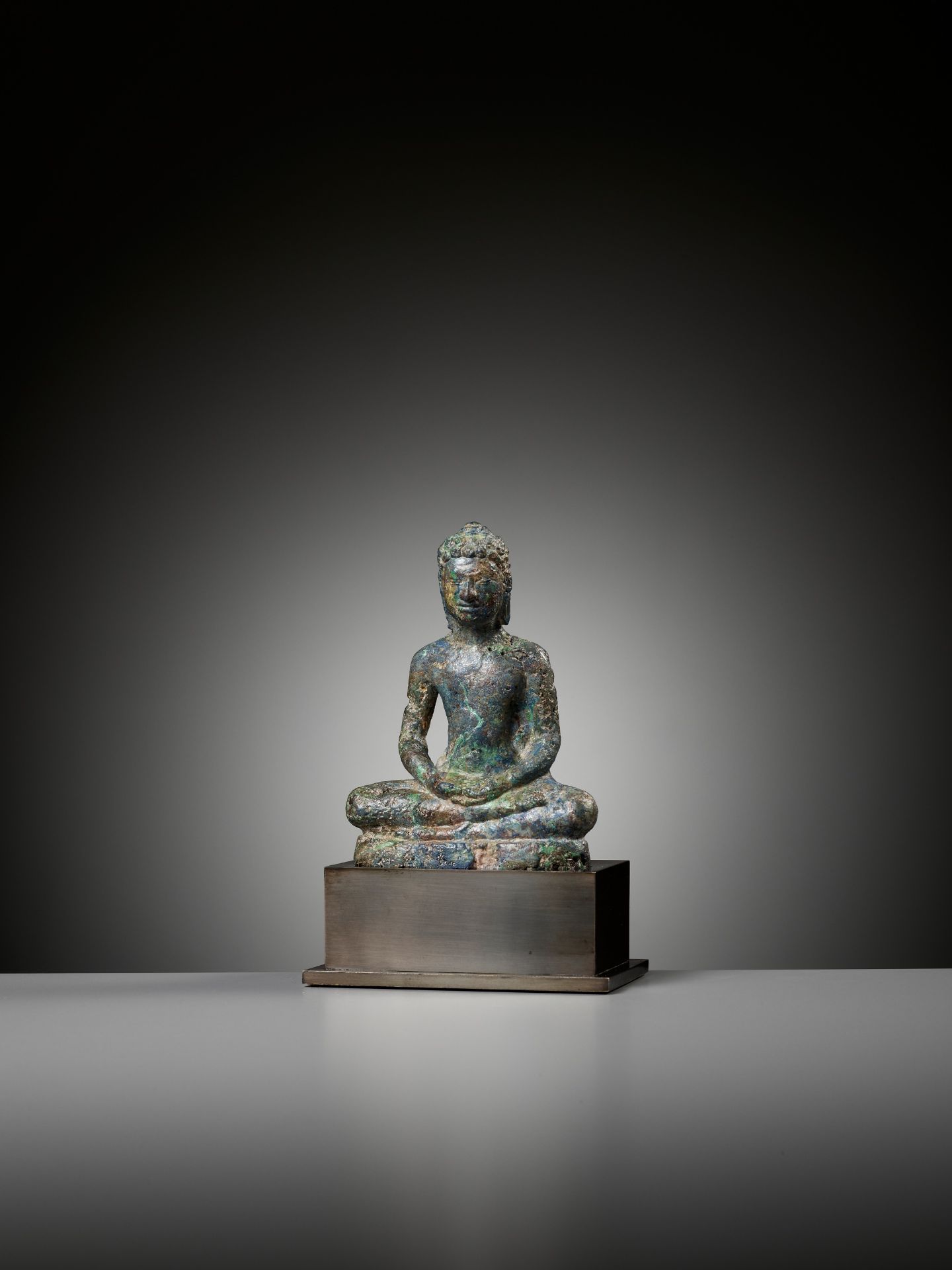 A BRONZE FIGURE OF BUDDHA, PRE-ANGKOR PERIOD - Bild 3 aus 10