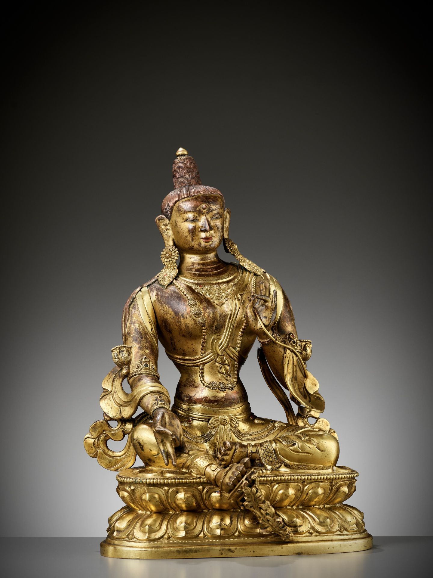 A CAST AND REPOUSSE GILT COPPER ALLOY FIGURE OF GREEN TARA, QIANLONG PERIOD - Image 8 of 18