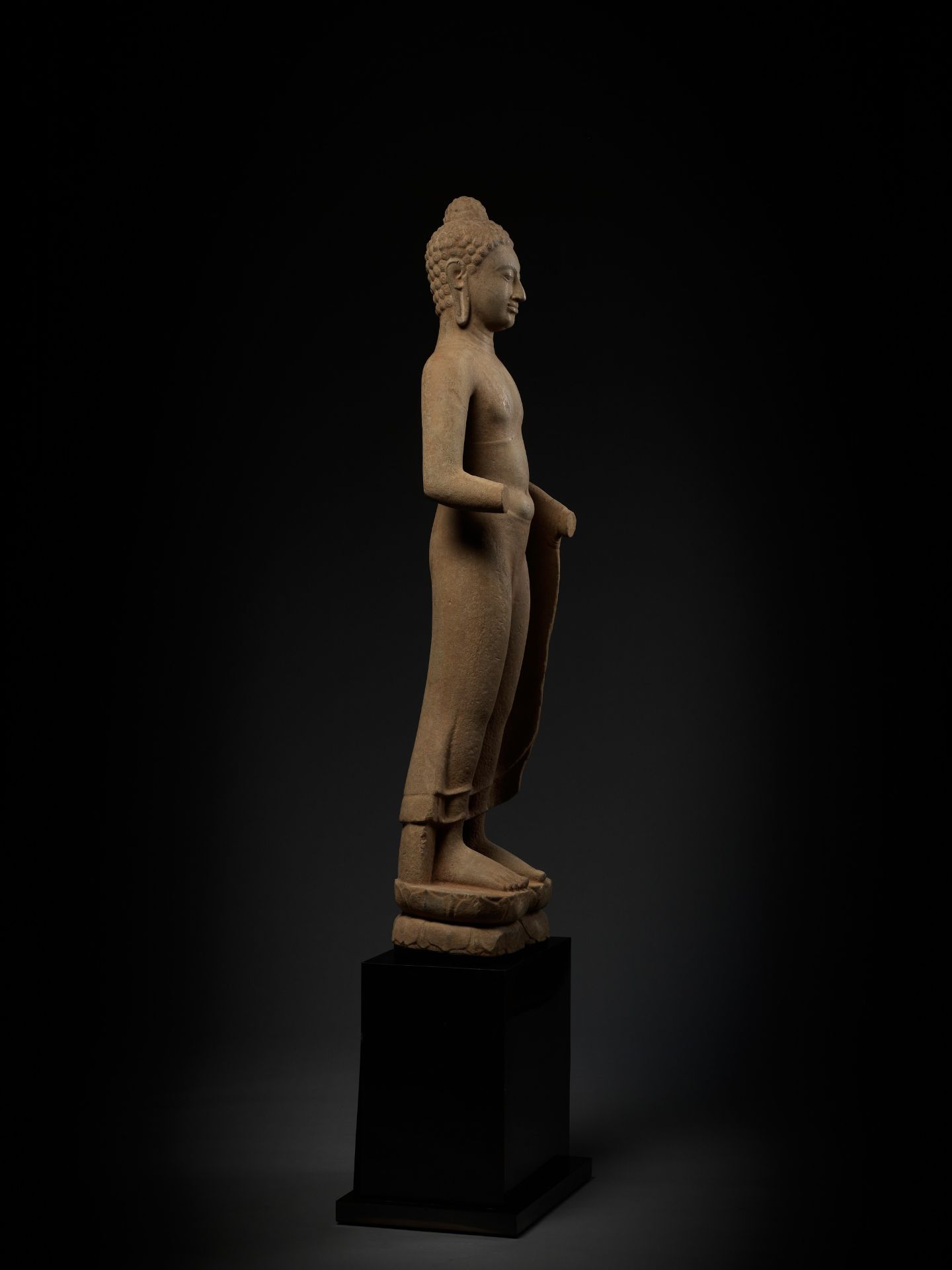 A MONUMENTAL AND HIGHLY IMPORTANT SANDSTONE FIGURE OF BUDDHA, PRE-ANGKOR PERIOD - Image 19 of 21