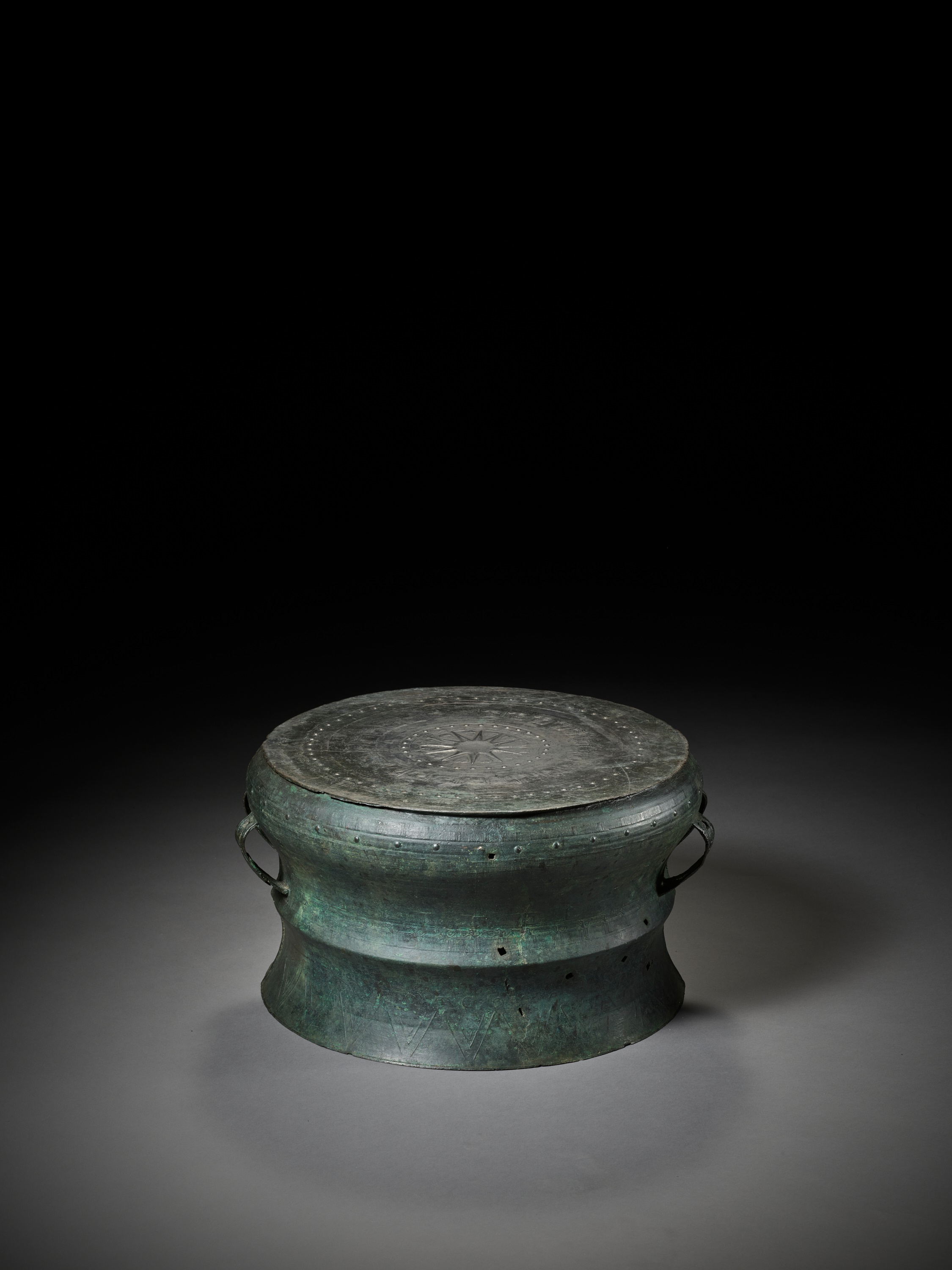 A BRONZE DRUM, HAN DYNASTY - Bild 7 aus 10