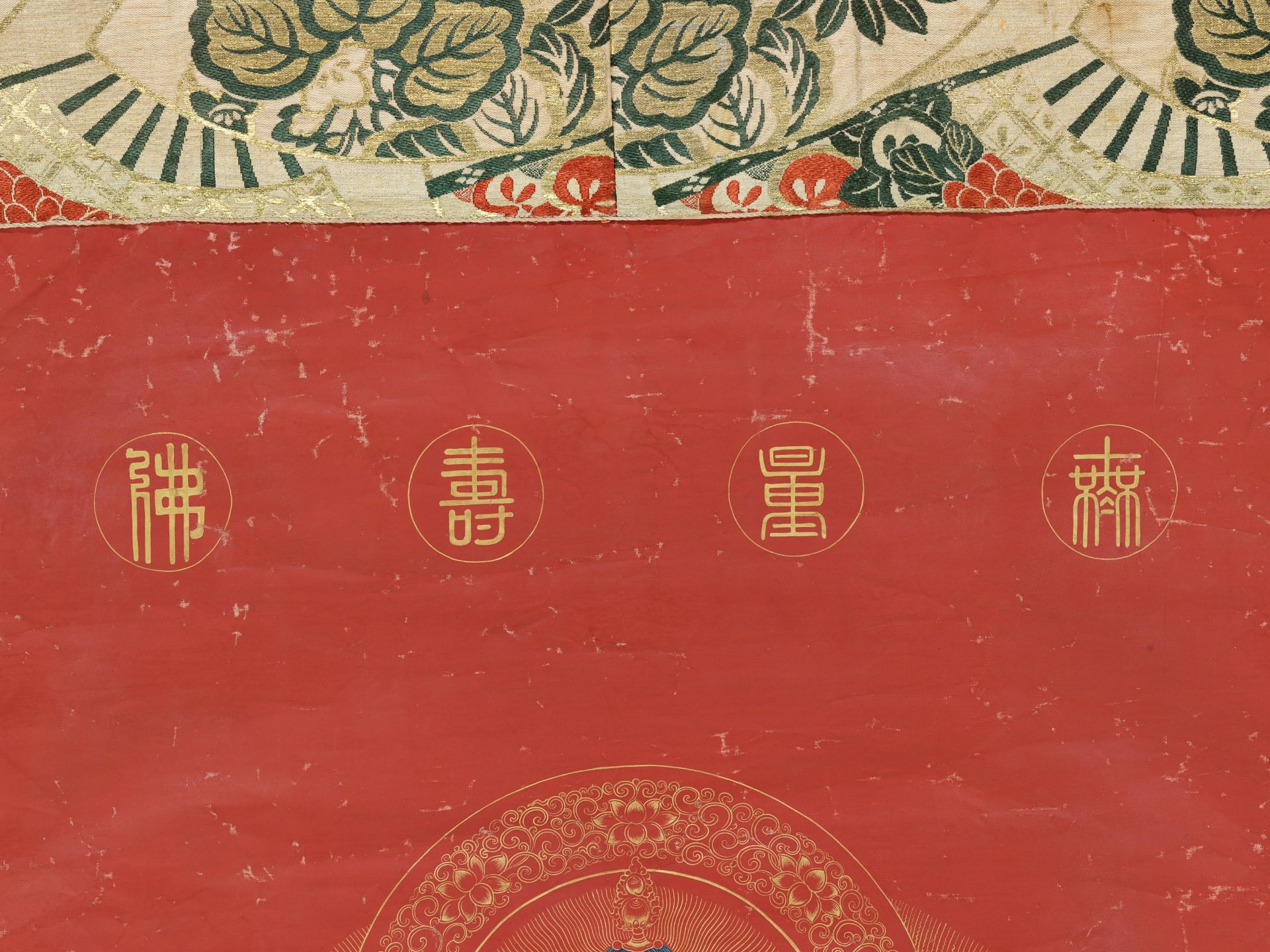 A RED-GROUND AND GILT THANGKA OF AMITAYUS, WULIANG SHOUFO - Image 6 of 8