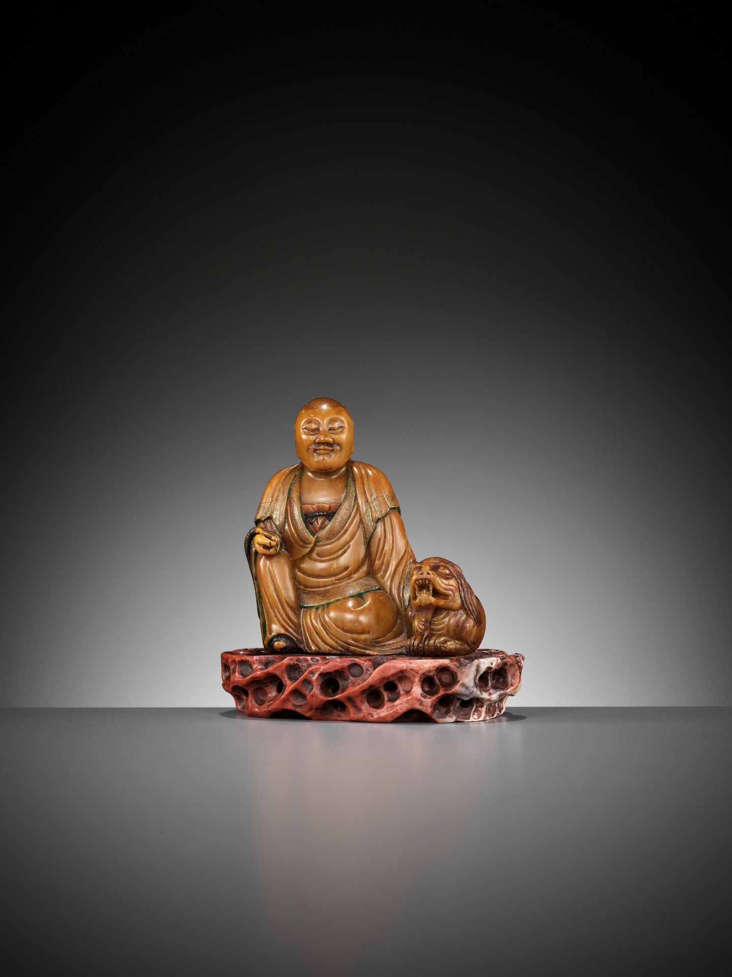 A SOAPSTONE FIGURE OF A LUOHAN WITH A BUDDHIST LION, 18TH CENTURY - Image 3 of 14