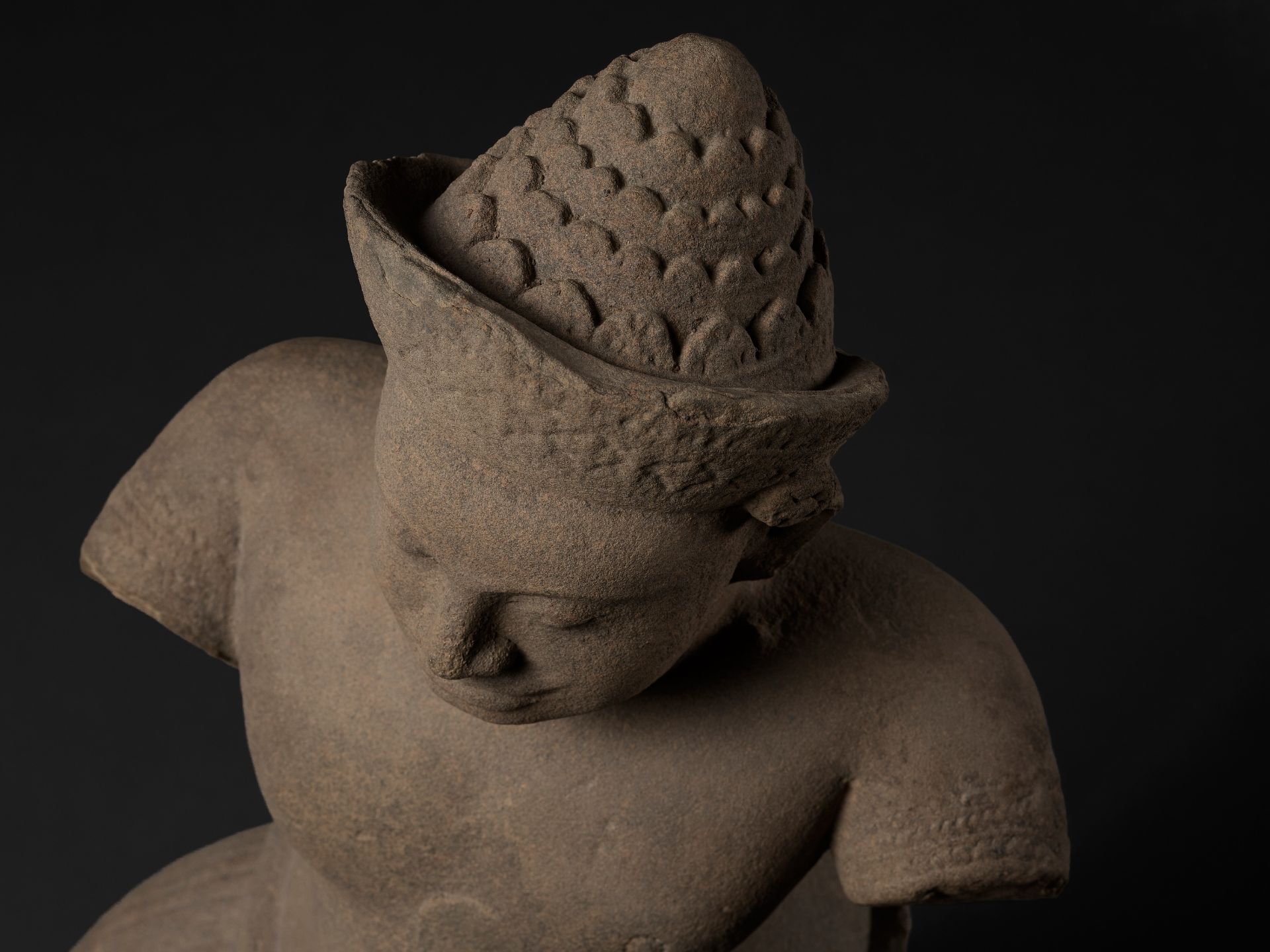 A SANDSTONE FIGURE OF A DVARAPALA, KOH KER STYLE, ANGKOR PERIOD - Image 3 of 12