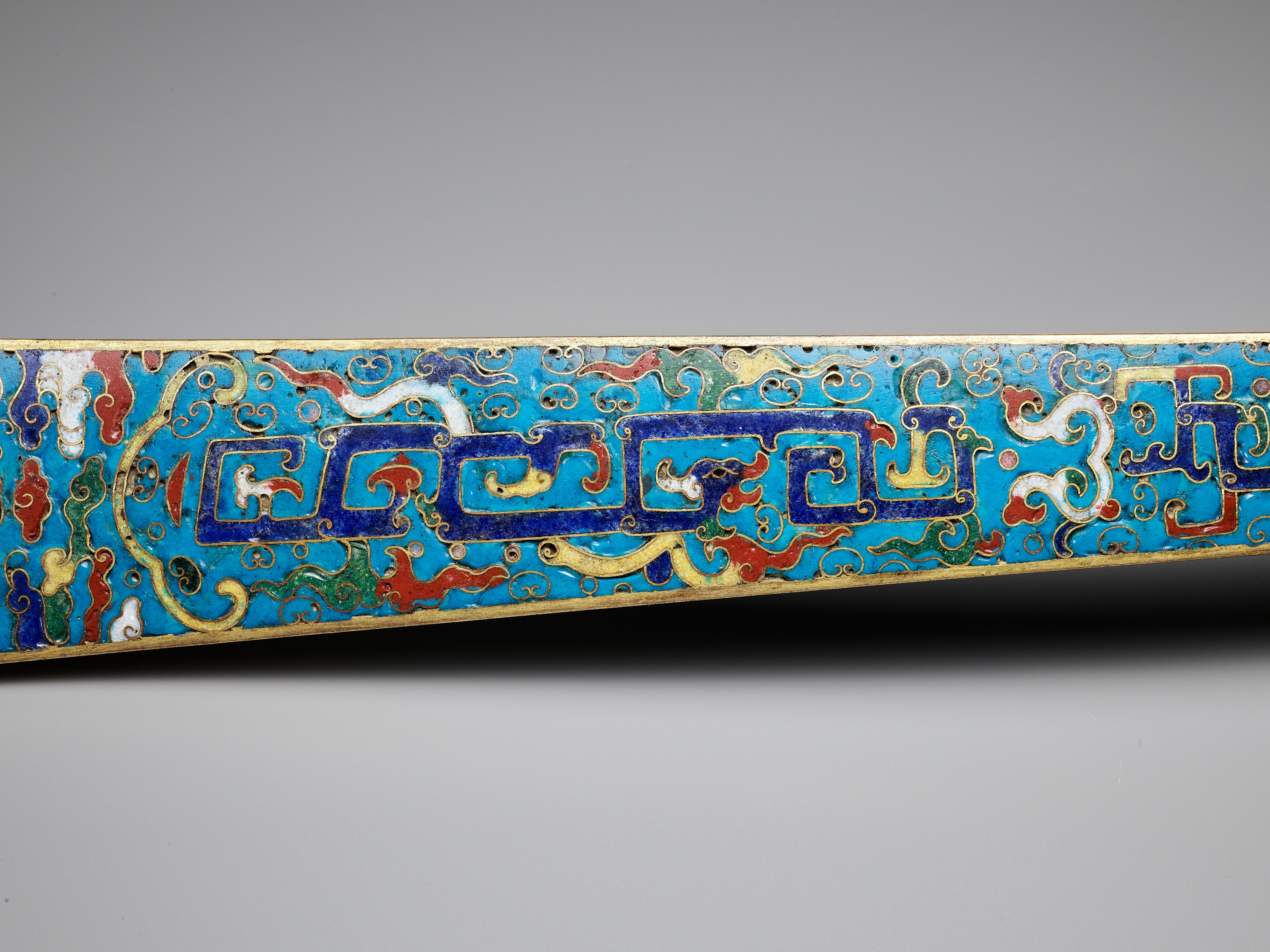 A CLOISONNE ENAMEL RUYI SCEPTER, EARLY QING DYNASTY - Bild 11 aus 15